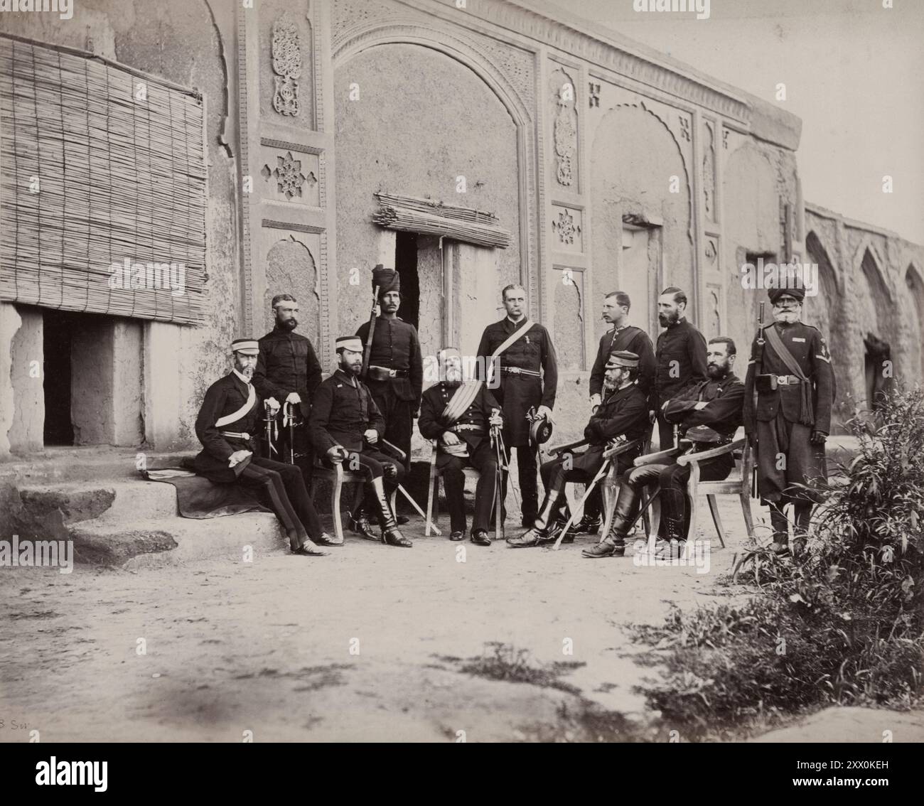 Il generale Hume e lo staff di Kandahar, 1881 il maggiore generale R. Hume fu il comandante britannico nell'Afghanistan meridionale dopo il ritorno di Roberts in India nell'ottobre 1880 fino all'ultimo ritiro britannico nell'aprile 1881. Durante questo periodo, la guarnigione di Kandahar fu fissata ad una brigata di cavalleria, tre brigate di fanteria (ciascuna di quattro reggimenti britannici e sei indiani) e cinque batterie di artiglieria. Foto Stock
