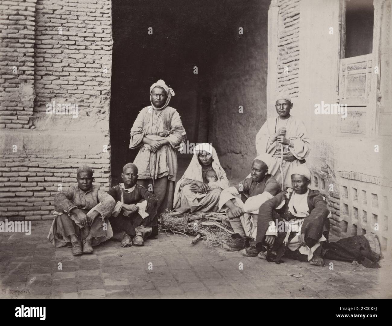 La vita in Afghanistan alla fine del XIX secolo. Foto d'epoca del gruppo di Hazaras. Afghanistan. 1878-1880. Gli Hazara sono un gruppo etnico e una componente principale della popolazione afghana. Sono uno dei più grandi gruppi etnici in Afghanistan e risiedono principalmente nella regione dell'Hazaristan (Hazarajat) nell'Afghanistan centrale. Gli Hazara sono anche gruppi di minoranza significativi in Pakistan, principalmente a Quetta e in Iran, principalmente a Mashhad. Parlano i dialetti Dari e Hazaragi del persiano. Il dari, noto anche come Dari Persiano, è una delle due lingue ufficiali dell'Afghanistan. Foto Stock