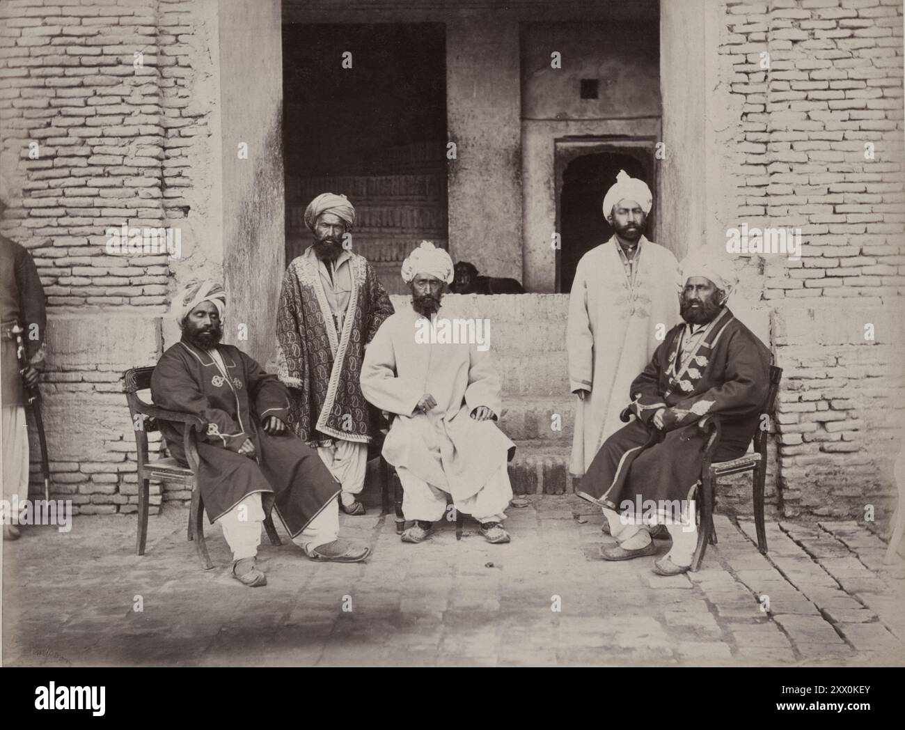 La vita in Afghanistan alla fine del XIX secolo. Foto d'epoca del gruppo di Parsiwani. Afghanistan. 1878-1880 Fārsīwān (o le sue forme regionali: Pārsīwān o Pārsībān, "parlante persiano") è una designazione contemporanea di parlanti persiani in Afghanistan e nella sua diaspora altrove. Più specificamente, è stato originariamente utilizzato per riferirsi a un gruppo distinto di agricoltori in Afghanistan e abitanti delle città. Foto Stock