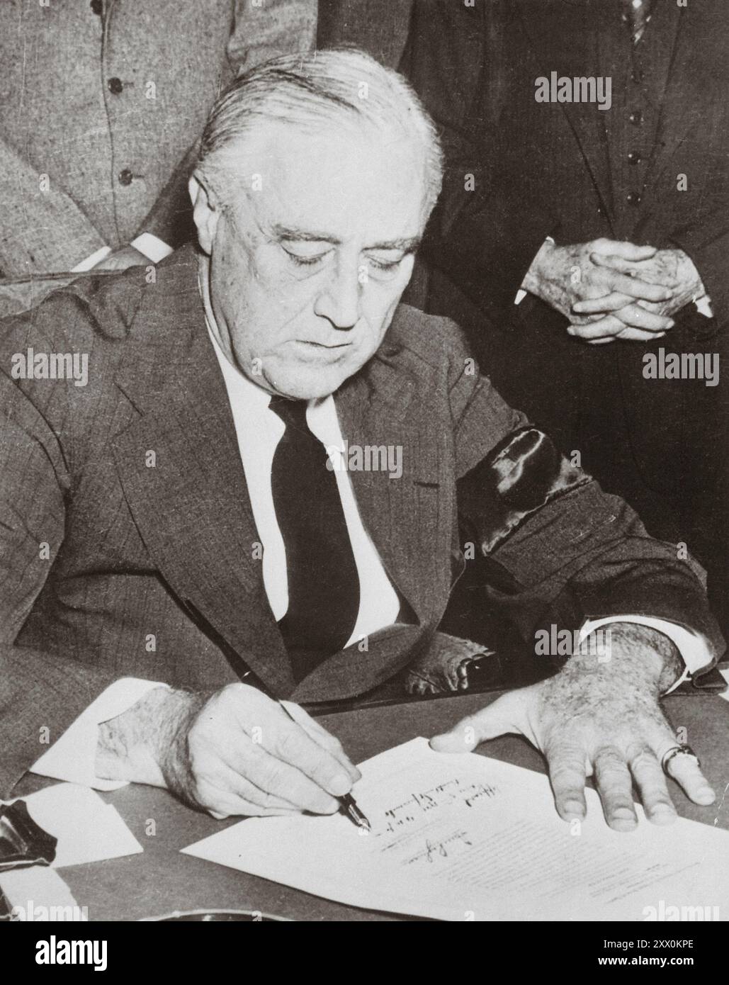 Fotografia del presidente Franklin D. Roosevelt che firma la dichiarazione di guerra contro il Giappone. 8 dicembre 1941. Foto Stock