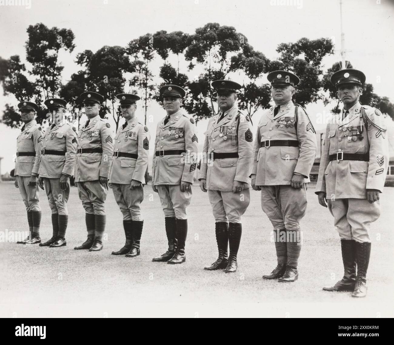 Visita del Presidente Franklin D. Roosevelt alle Hawaii. Sottufficiali a Schofield Barracks appositamente selezionati come Guard of Honor al Luncheon per il presidente offerto dal maggior generale B.H. Wells a Schofield Barracks. Da R a L; caporale Henry Faessler, batteria "B", 11°, F.A.; sergente John Bilek, compagnia 'e' 21st Infantry; primo sergente George Cunningham, Service Battery, 8th, F.A.; sergente Trofem Narewouchek, batteria 'D', 13th, F.A.; Sergente maggiore Fred A. Broomall, quartier generale. E SVC. Co., 3rd Engrs.; sergente William J. Roome, Service Company, 27th Inf.; sergente Timothy Connelly, Compa Foto Stock