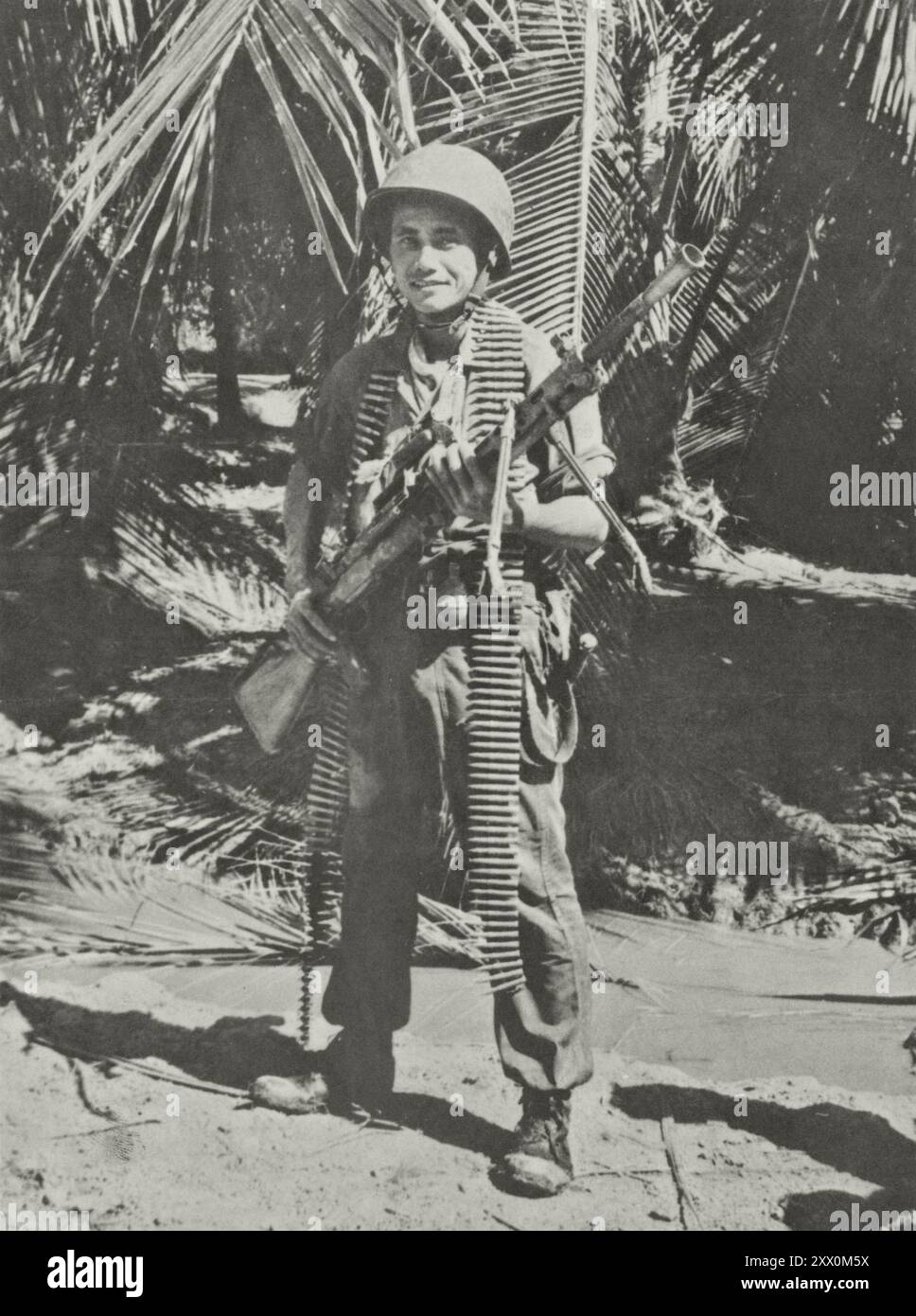 Guerra del Vietnam. Vittoria della 9th Infantry Division of Republic of Vietnam Armed Forces (RVNAF). L'espressione felice sul volto del soldato quando si prende l'arma del nemico. anni '1960 Foto Stock