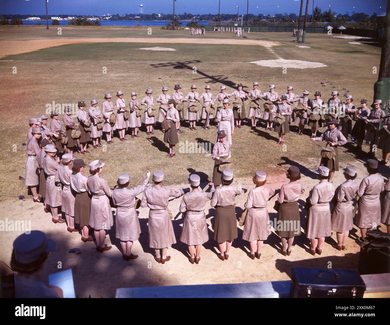 Seconda guerra mondiale WAAC (Women's Army Auxiliary Corps) in addestramento. 1940 il Women's Army Corps (WAC) era il ramo femminile dell'esercito degli Stati Uniti. È stato creato come unità ausiliaria, il Women's Army Auxiliary Corps (WAAC) il 15 maggio 1942, e convertito in uno stato di servizio attivo nell'esercito degli Stati Uniti come WAC il 1 luglio 1943. Il suo primo direttore fu il colonnello Oveta Culp Hobby. Il WAC fu sciolto il 20 ottobre 1978 e tutte le unità furono integrate con unità maschili. Foto Stock