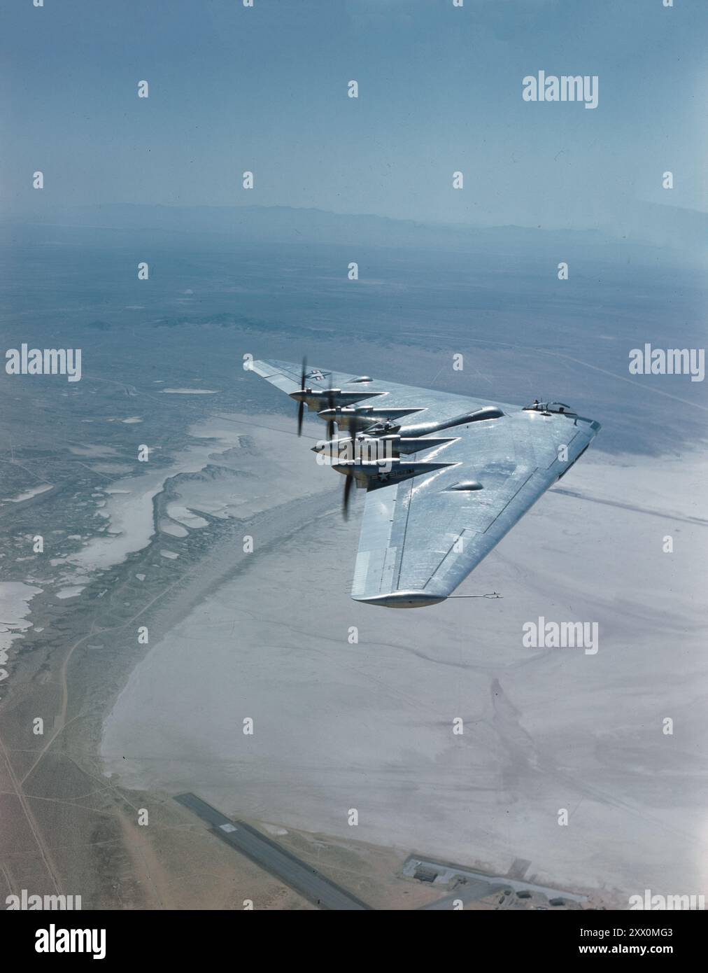 Northrop B-35 Flying Wing. Maggio 1948 il Northrop YB-35/XB-35 era un bombardiere pesante sperimentale sviluppato dalla Northrop Corporation per le United States Army Air Forces durante e poco dopo la seconda guerra mondiale. L'aereo utilizzava il design radicale e potenzialmente molto efficiente dell'ala volante, in cui la sezione di coda e la fusoliera sono eliminate e tutto il carico utile è trasportato in un'ala spessa. Furono costruiti solo prototipi e velivoli di preproduzione, anche se l'interesse rimase abbastanza forte da giustificare un ulteriore sviluppo del progetto come bombardiere a reazione, con la designazione YB-49 Foto Stock