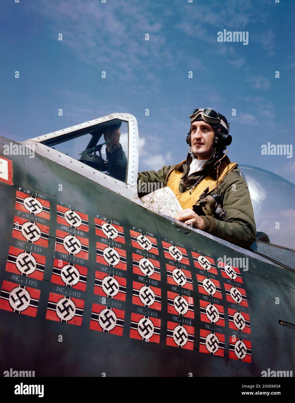 Seconda guerra mondiale: Tenente colonnello Francis Stanley Gabby Gabreski, asso dei combattenti. CA. 1944 Francis Stanley "Gabby" Gabreski (nato Franciszek Stanisław Gabryszewski; 1919–2002) è stato un pilota statunitense che si ritirò come colonnello dopo 26 anni di servizio militare. È stato il miglior asso dei caccia americani e delle forze aeree degli Stati Uniti d'America in Europa durante la seconda guerra mondiale e un asso dei caccia jet con l'Air Force nella guerra di Corea. Foto Stock