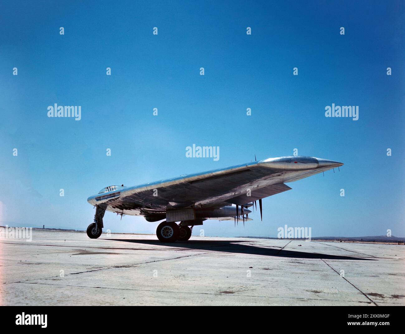 Northrop Flying Wing XB-35. CA. 1946-1949 il Northrop YB-35/XB-35 era un bombardiere pesante sperimentale sviluppato dalla Northrop Corporation per le United States Army Air Forces durante e poco dopo la seconda guerra mondiale. L'aereo utilizzava il design radicale e potenzialmente molto efficiente dell'ala volante, in cui la sezione di coda e la fusoliera vengono eliminate e tutto il carico utile viene trasportato in un'ala spessa. Furono costruiti solo prototipi e velivoli di preproduzione, anche se l'interesse rimase abbastanza forte da giustificare un ulteriore sviluppo del progetto come bombardiere a reazione, con la designazione YB-49 Foto Stock