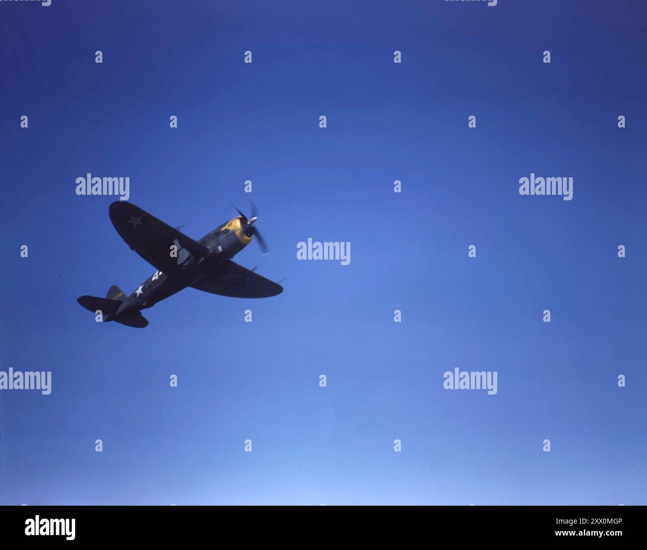 Seconda guerra mondiale, la Repubblica P-47 decolla. Circa 1942. Il Republic P-47 Thunderbolt è un aereo da combattimento dell'era della seconda guerra mondiale prodotto dalla compagnia americana Republic Aviation dal 1941 al 1945. Fu un combattente di successo ad alta quota, e servì anche come il più importante caccia-bombardiere americano nel ruolo di attacco al suolo. Il suo armamento principale era di otto mitragliatrici calibro .50, e poteva trasportare razzi da 5 pollici o un carico di bomba di 2.500 libbre (1.100 kg). A pieno carico, il P-47 pesava fino a 8 tonnellate, rendendolo uno dei caccia più pesanti della guerra. Foto Stock