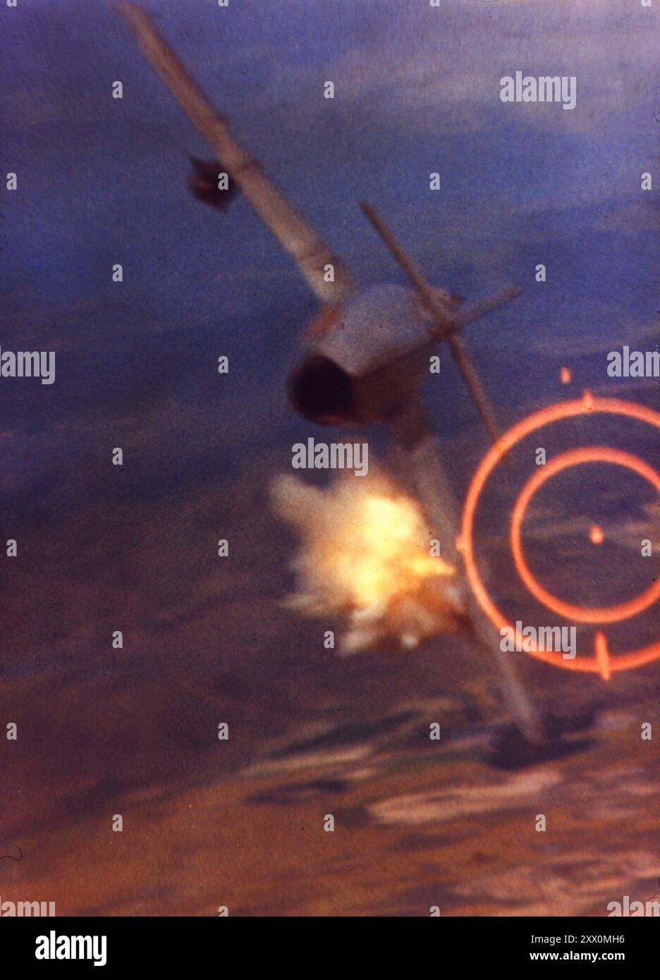 Morte di un MIG. Sparando il suo cannone da 20 mm a distanza minima, il maggiore Kuster colpisce l'ala sinistra del MIG vicino alla fusoliera e scoppia in fiamme. L'F-105 del Major passò 15 - 20 piedi sotto la fiammeggiante MIG. Guerra del Vietnam, 1961-1975 Foto Stock