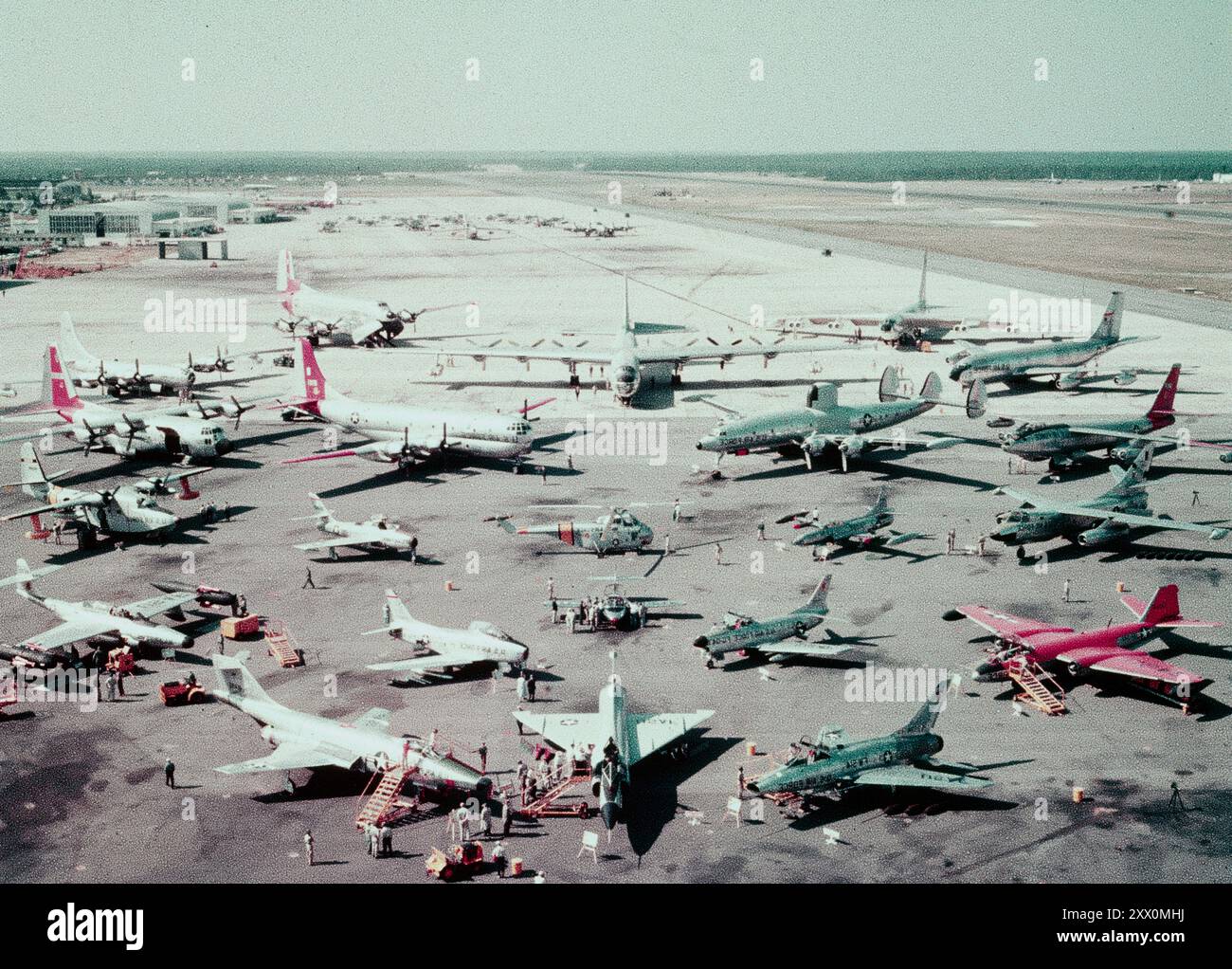 Era della Guerra fredda. Rappresentando la potenza della U.S. Air Force, questa esposizione statica sulla linea di volo in una recente dimostrazione di potenza di fuoco contiene quasi tutti gli aerei operativi della U.S. Air Force, in senso antiorario, gli aeromobili sono (in alto al centro) B-36, B-52, KC-135, B-47, B-66, B-57, F-100, F-102, RF-101, F-89, HU-16, C-130, KB-50, C-124, nel cerchio interno sono (in alto a sinistra) RC-121, F-94, F-86D, T-37, F-86D, T-37, F-86H, F-84 e KC-97 durante la U.S. Air Force miniature." Eglin Air Force base, Florida. 1957 Foto Stock