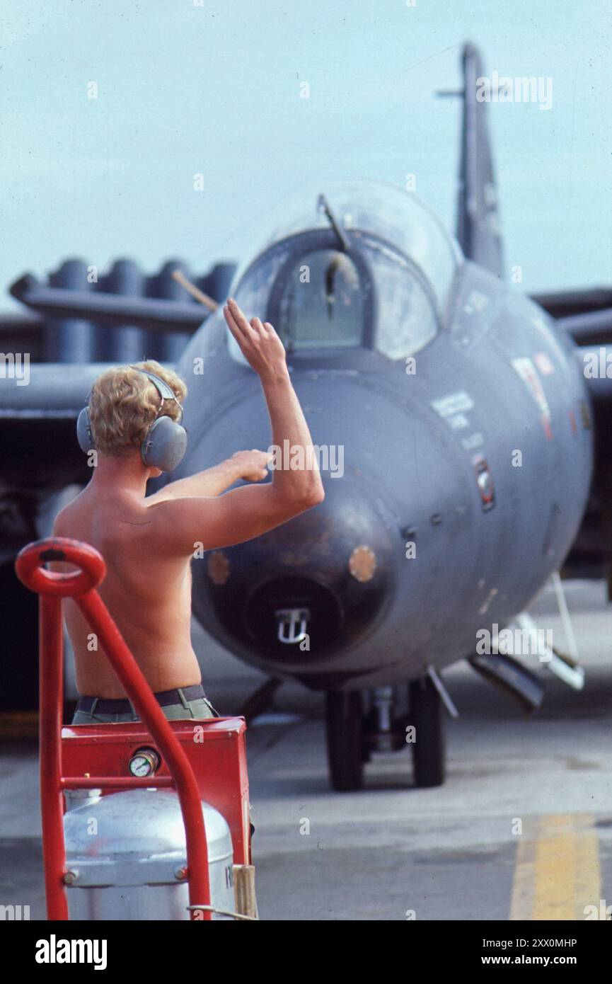 Guerra del Vietnam. Il sergente Richard L. Moser del Detachment 1, 460th Tactical Reconnaissance Wing, segnala al pilota di avviare il motore di un RB-57 della U.S. Air Force prima di una missione di ricognizione. Base aerea di Tan Son Nhut, Vietnam del Sud. 20 gennaio 1971. Foto Stock