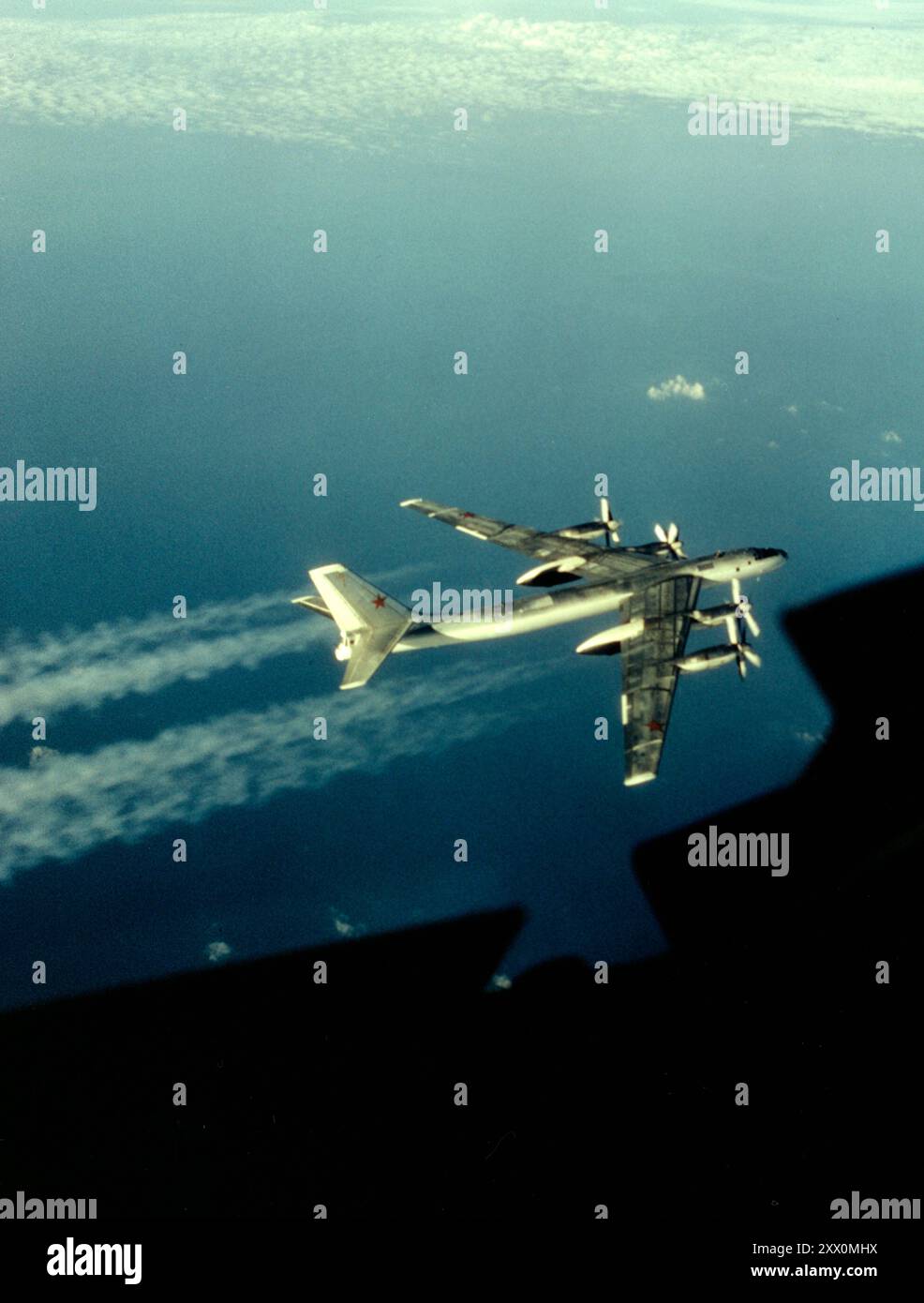 Guerra fredda. Un bombardiere russo tu-95 "Bear" a circa 375 miglia nautiche ad est di Keflavik, Islanda. La fotografia è stata scattata da un F-102 della U.S. Air Force, durante un intercetto da parte di aerei assegnati al 57th Fighter Interceptor Squadron a Keflavik. 17 marzo 1972. Foto Stock