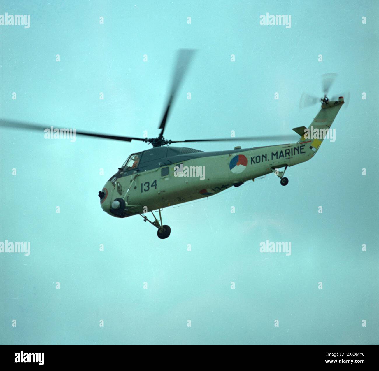 E' il momento della Guerra fredda. Vista laterale sinistra di un elicottero Royal Netherland Marine H-34 in volo durante il 4° International Helicopter Rescue Meet. Ypenburg, AB Paesi Bassi. 1970 il Sikorsky H-34 (designazione aziendale S-58) è un elicottero militare statunitense a pistoni originariamente progettato da Sikorsky come aereo antisommergibile da guerra (ASW). Foto Stock