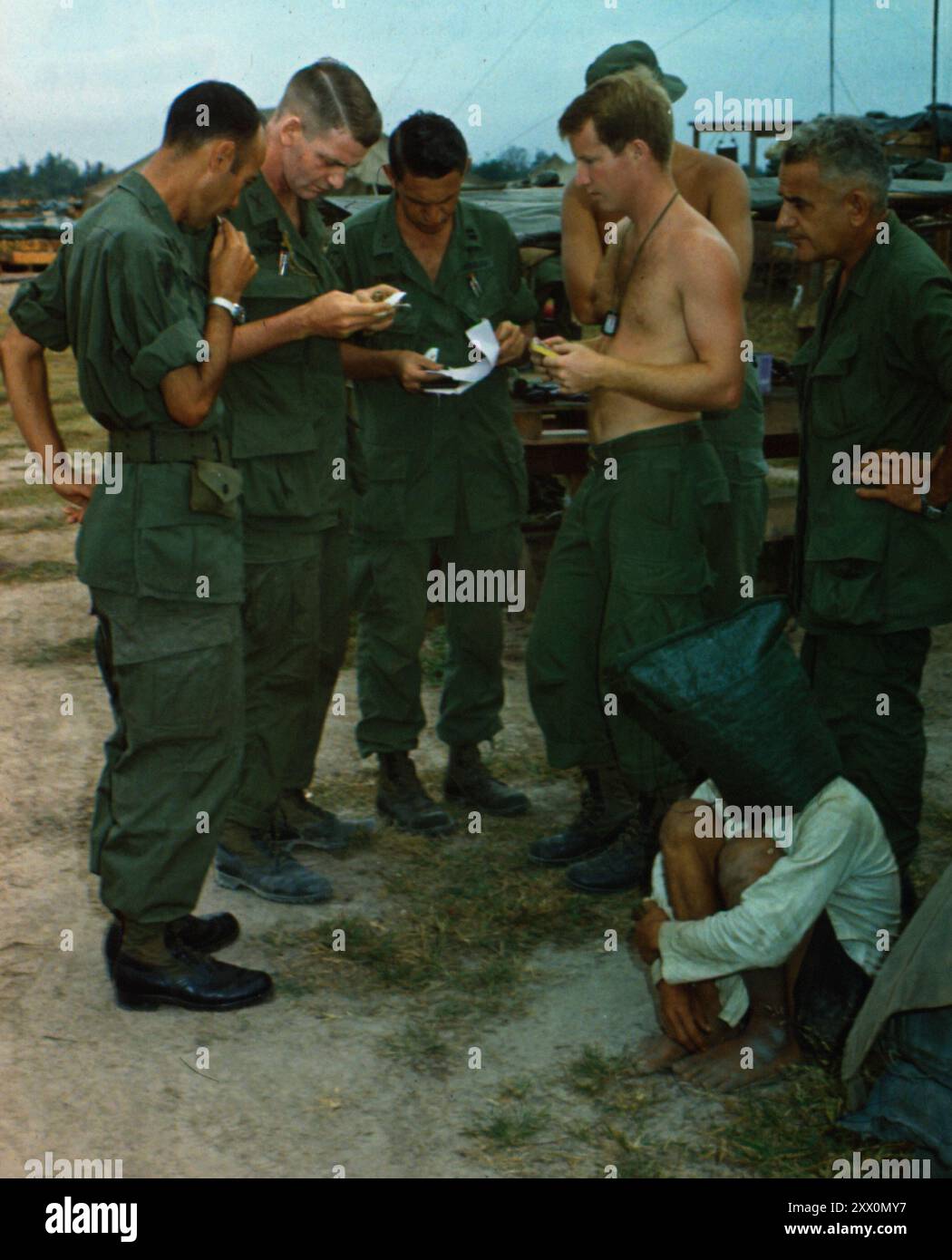 Un sospetto Viet Cong, catturato durante un attacco ad un avamposto americano vicino al confine cambogiano nel Vietnam del Sud, viene interrogato. 20 dicembre 1968. Foto Stock