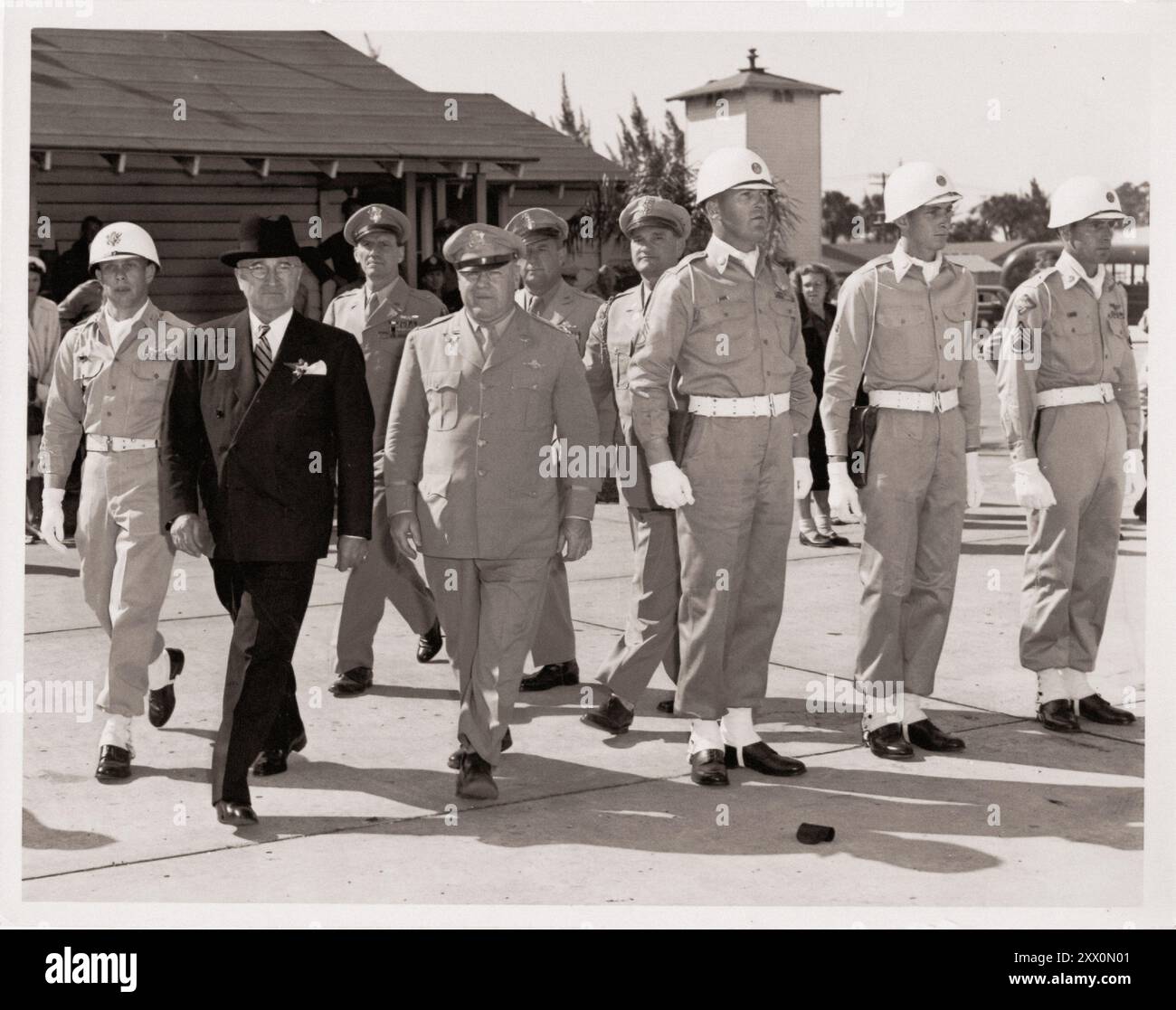 Il presidente Harry S. Truman (davanti, a sinistra) ispeziona la base dell'aeronautica militare di Orlando durante una visita a Orlando, Florida. È presente anche l'Air Force Aide General Robert Landry (sesto da sinistra). 8 marzo 1949. Foto Stock