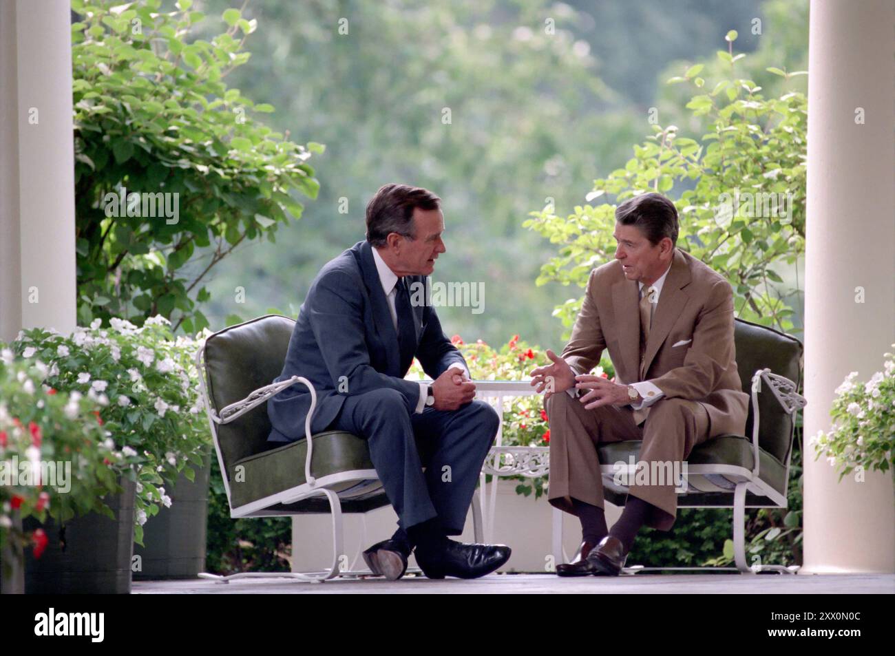 Il Presidente Reagan e il Vice Presidente George Bush sul Colonnato. 7 luglio 1988 Foto Stock