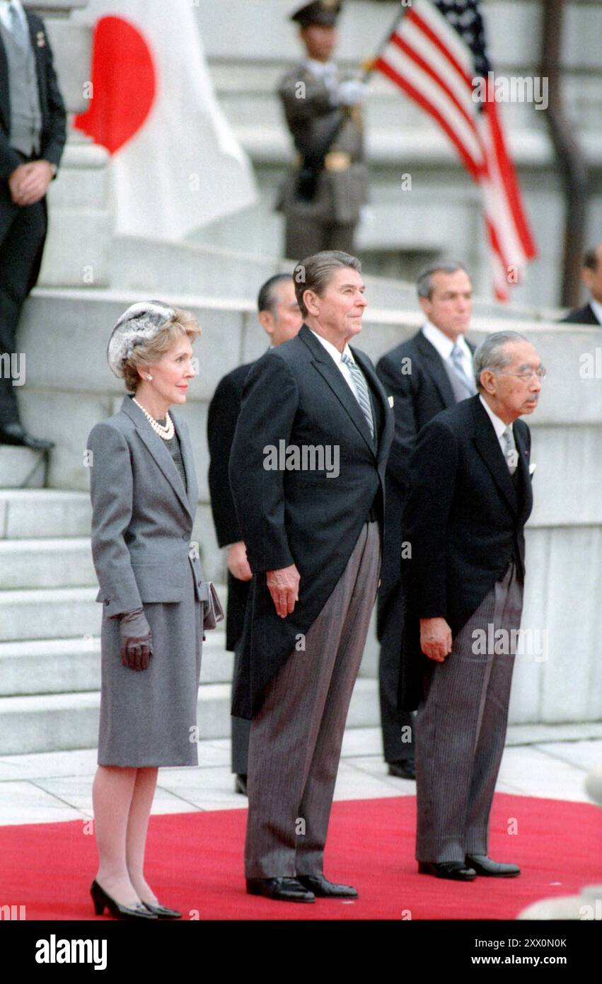 Il presidente Reagan, Nancy Reagan e l'imperatore giapponese Hirohito al palazzo Akasaka di Tokyo. 9 novembre 1983 Foto Stock