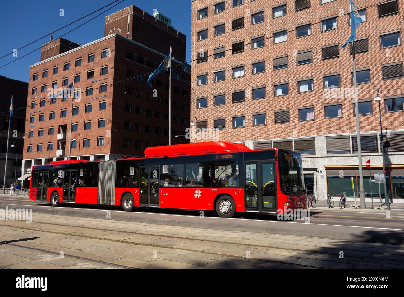 OSLO, NORVEGIA - 17 AGOSTO 2016: Autobus MAN A40 Lions City CNG nelle strade di Oslo di fronte agli edifici degli uffici Foto Stock