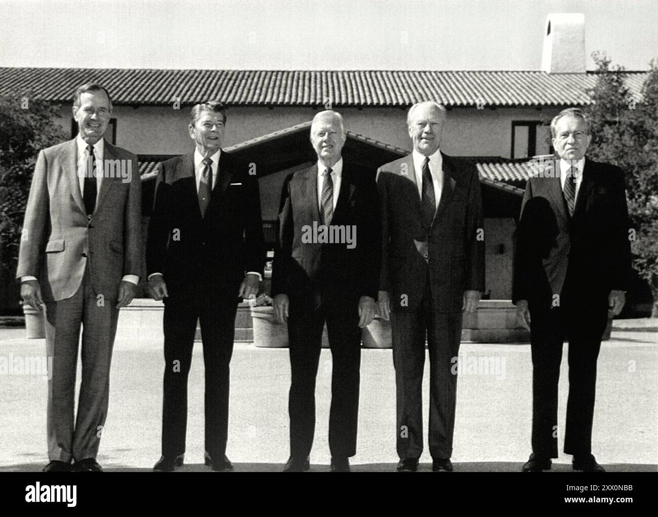 Il presidente George H. W. Bush posa per una fotografia con quattro dei suoi predecessori all'apertura della Ronald Reagan Presidential Library. I dignitari includono, da sinistra, il presidente Bush e gli ex presidenti Ronald Reagan, Jimmy Carter, Gerald Ford e Richard Nixon. 4 novembre 1991. Foto Stock