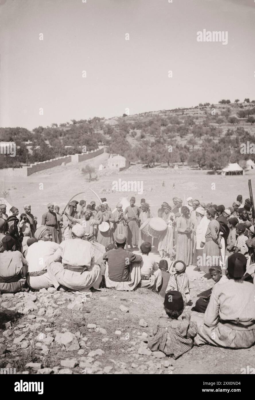 Vita in Palestina all'inizio del XX secolo. Danzare con la spada a un matrimonio. Palestina storica. Impero Ottomano. 1900-1920 Foto Stock