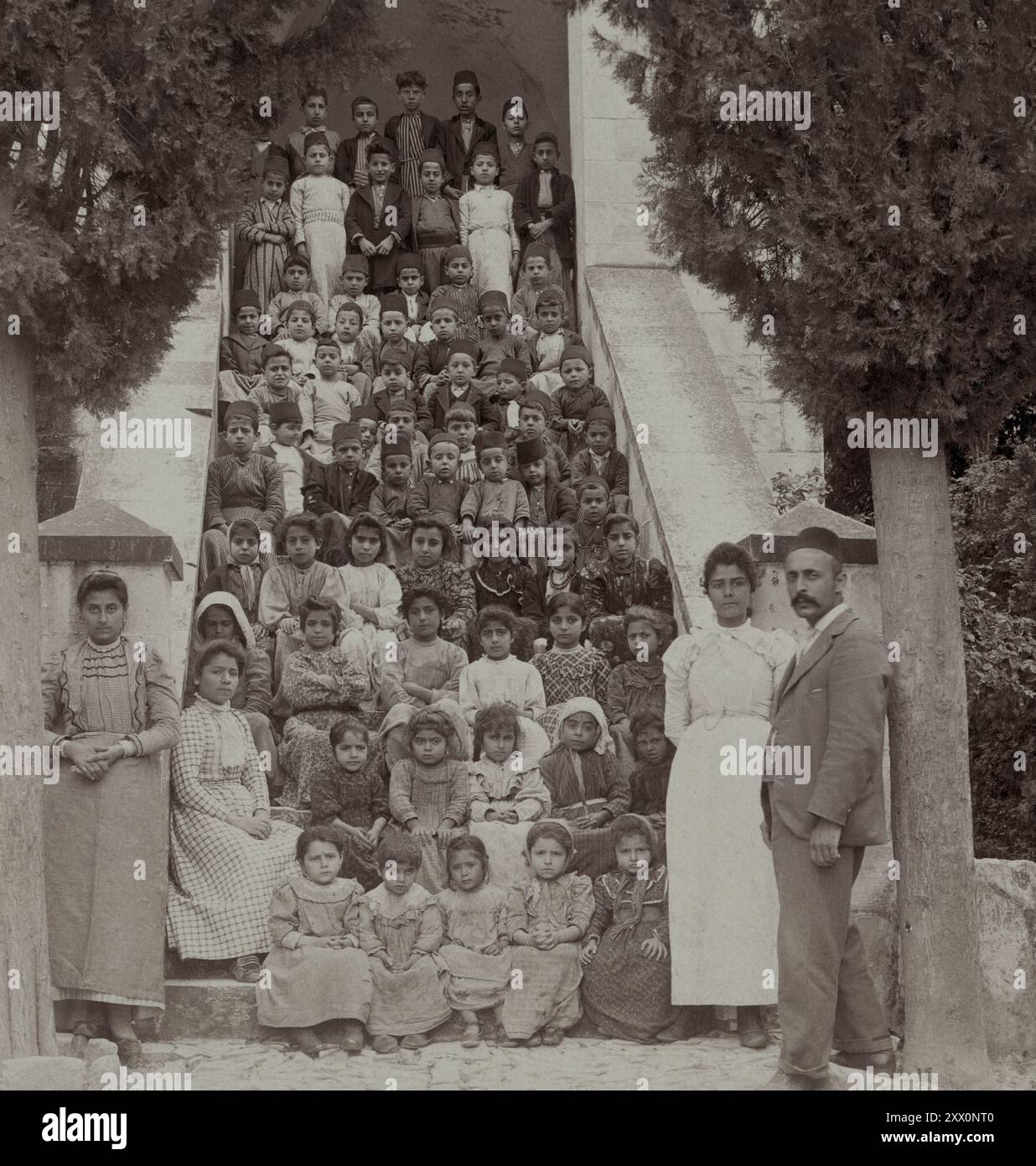 Vita in Palestina all'inizio del XX secolo. Bambini alla Christian Mission School di Nablus. Palestina storica. Impero Ottomano. Dicembre 1903 Foto Stock