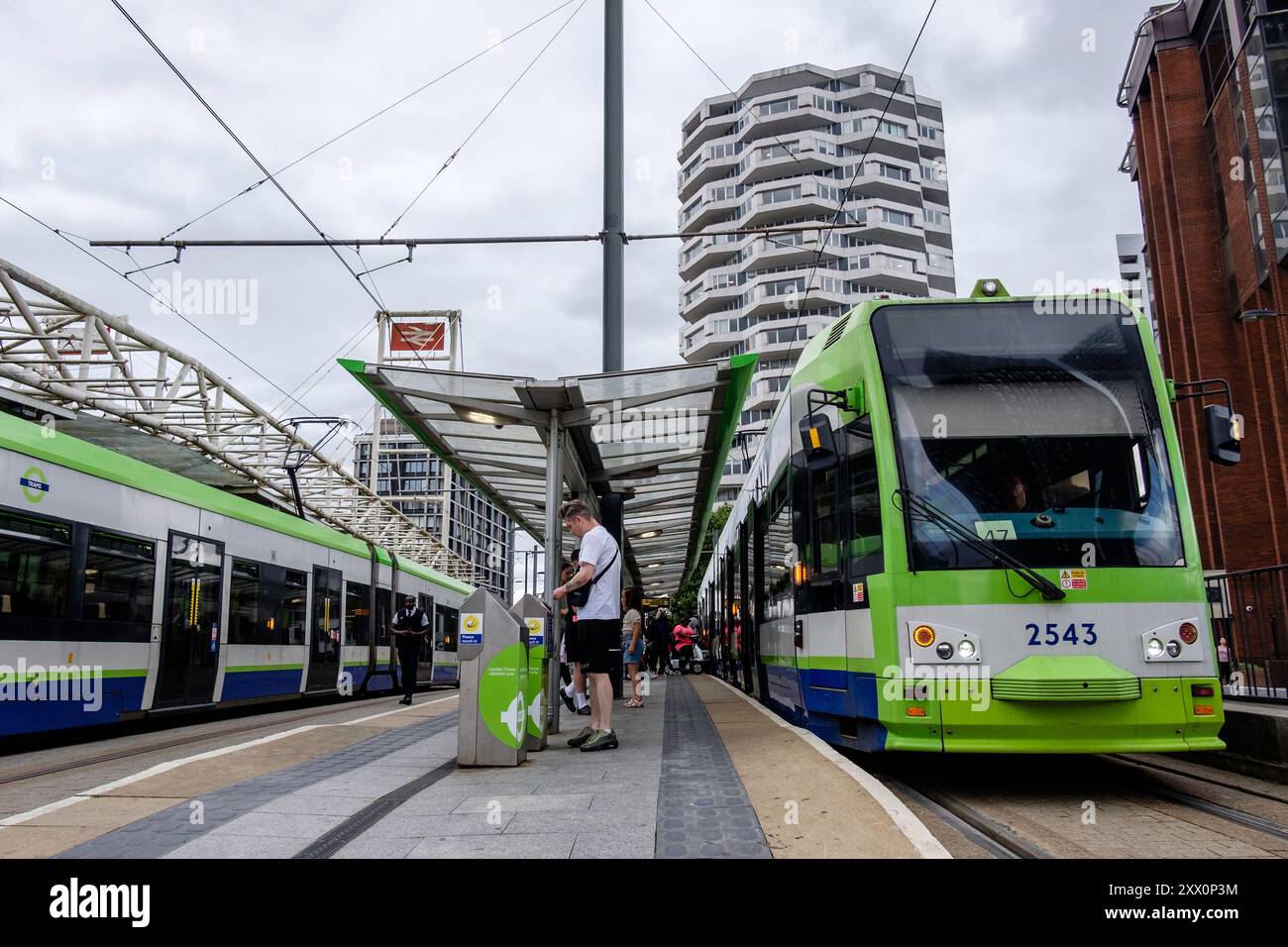 Tram Tramlink alla stazione di East Croydon, London Borough of Croydon, Regno Unito Foto Stock