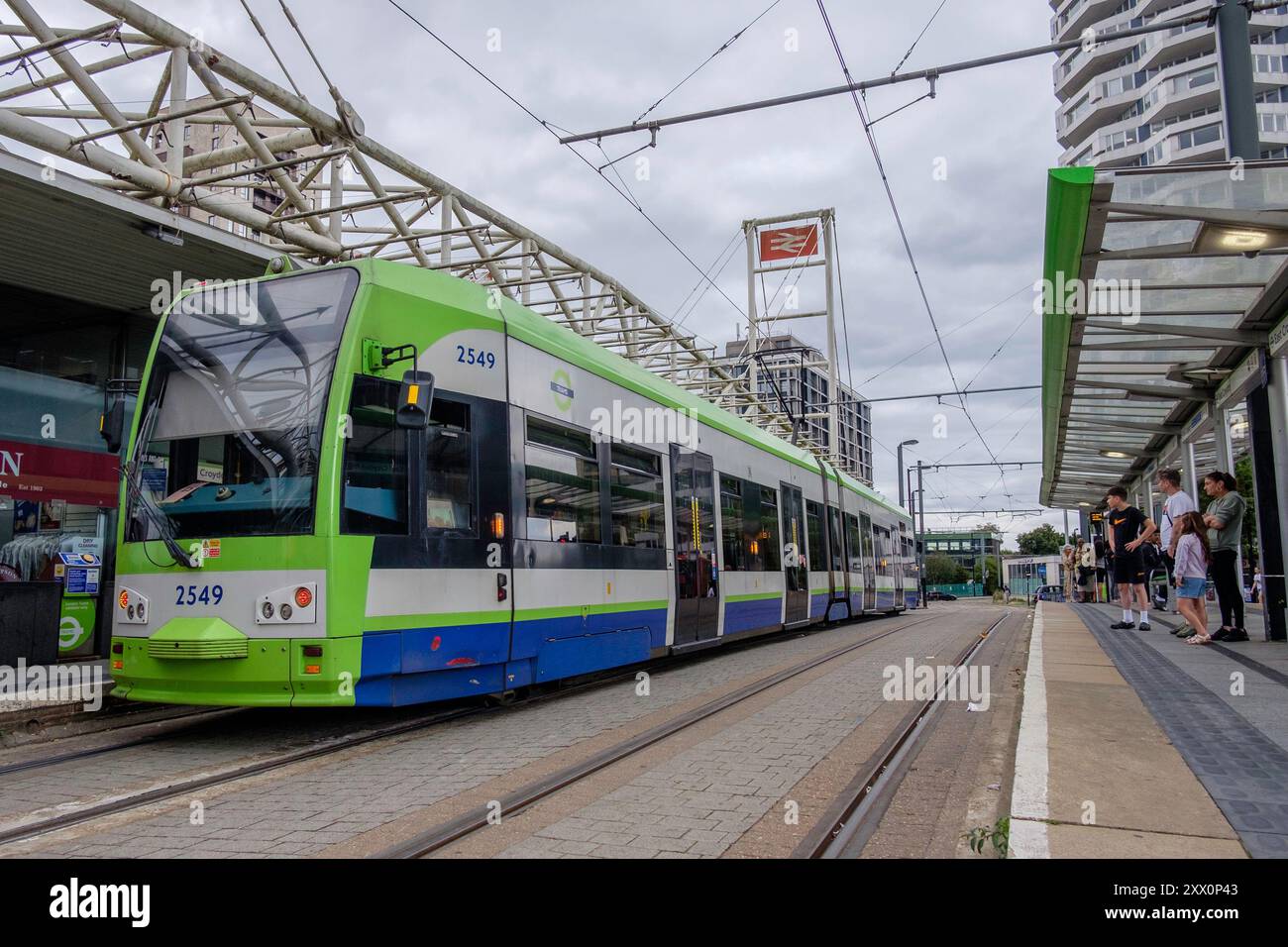 Tram Tramlink alla stazione di East Croydon, London Borough of Croydon, Regno Unito Foto Stock