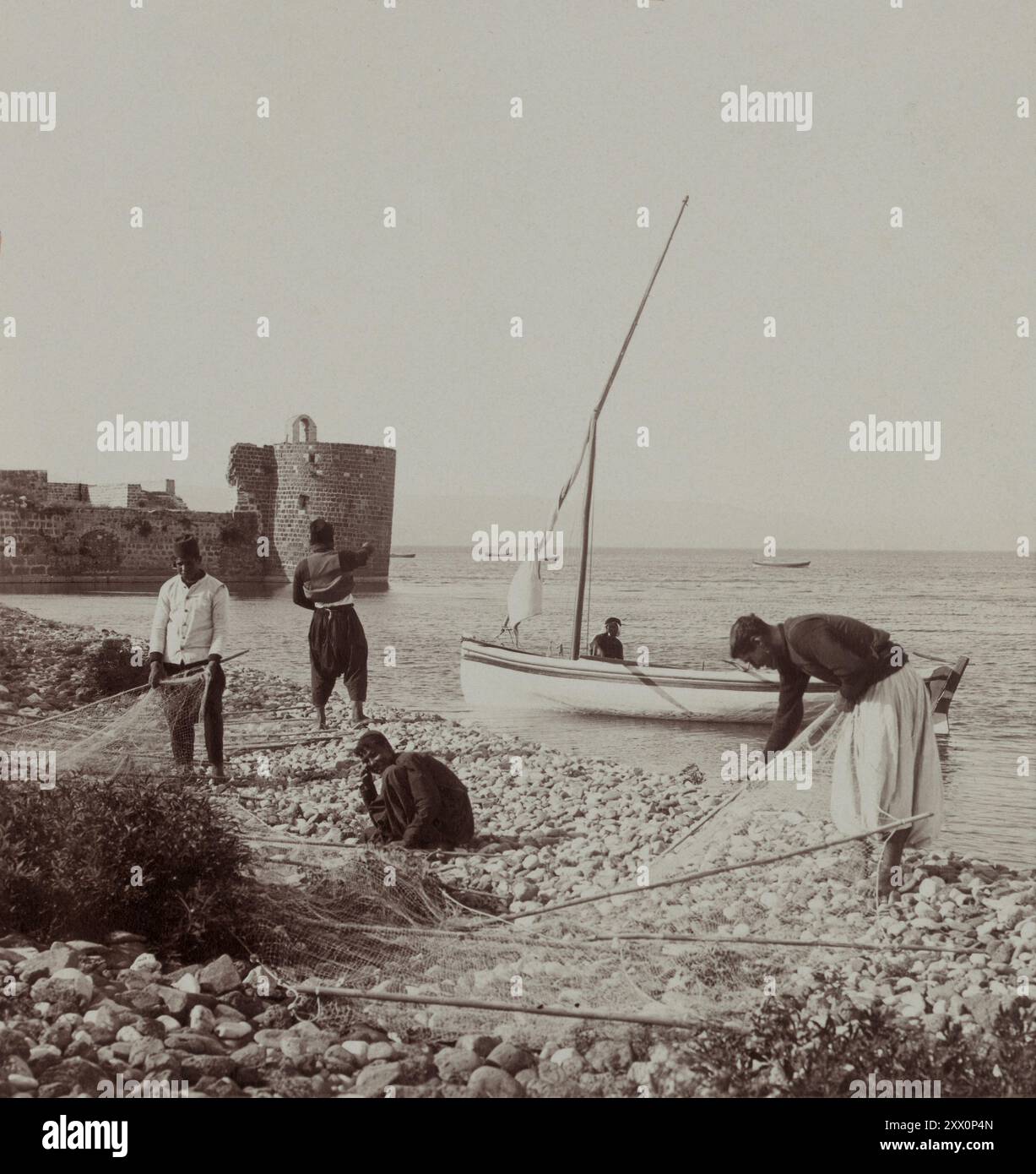 Vita in Palestina all'inizio del XX secolo. Tiberiade pescatori ebrei sul Mare di Galilea, Palestina storica. Impero Ottomano. Dicembre 1903 Foto Stock