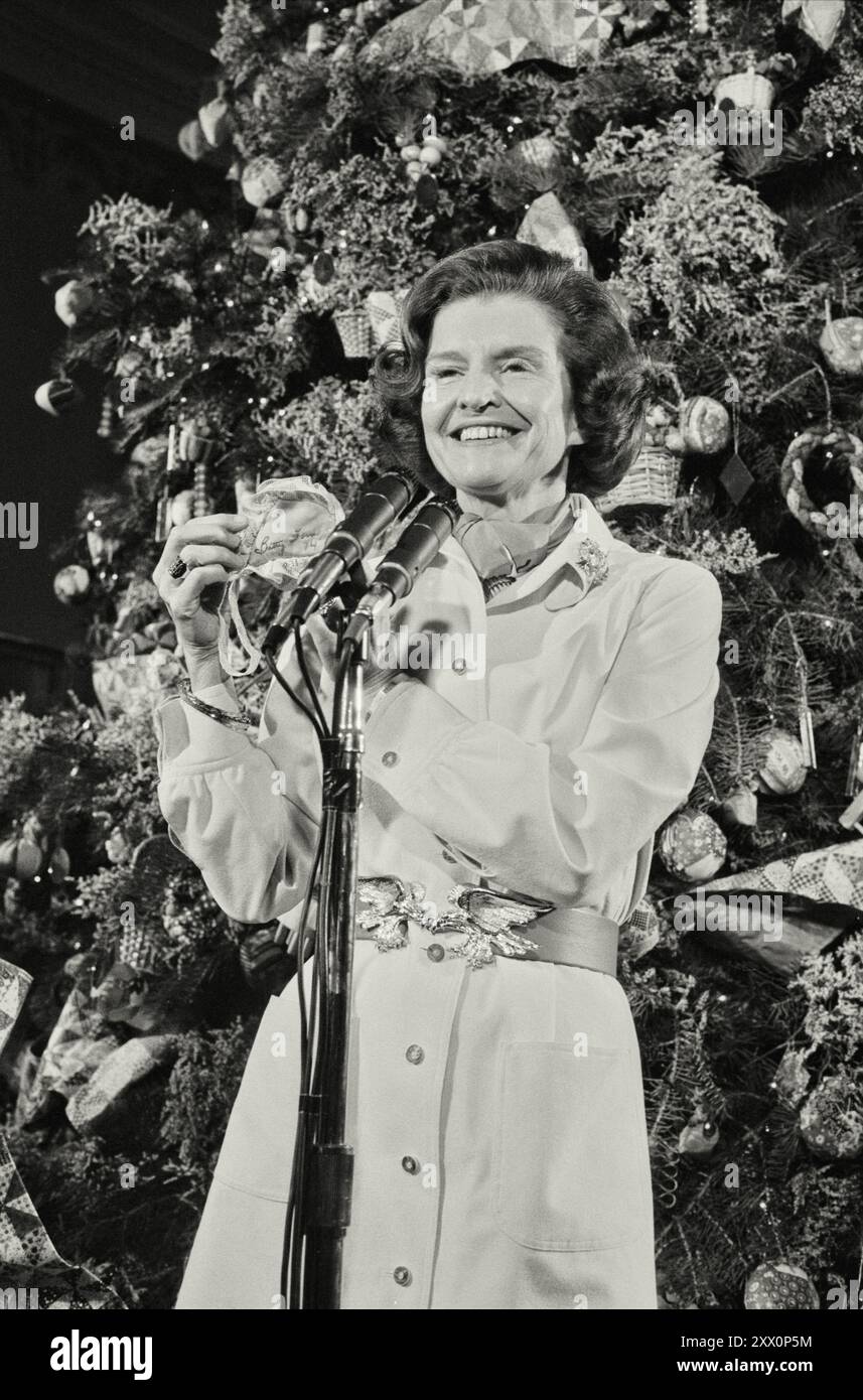First Lady Betty Ford in piedi con un microfono davanti a un albero di Natale. STATI UNITI. 1974 10 dicembre. Di Marion Trikosko Foto Stock