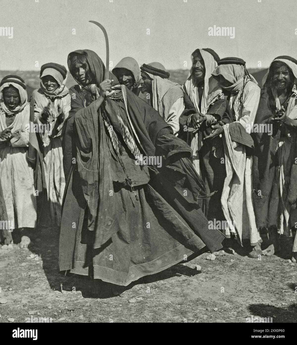 Vita in Palestina all'inizio del XX secolo. La fanciulla beduina danzava "la danza della spada". Palestina storica. Febbraio 1919 Foto Stock