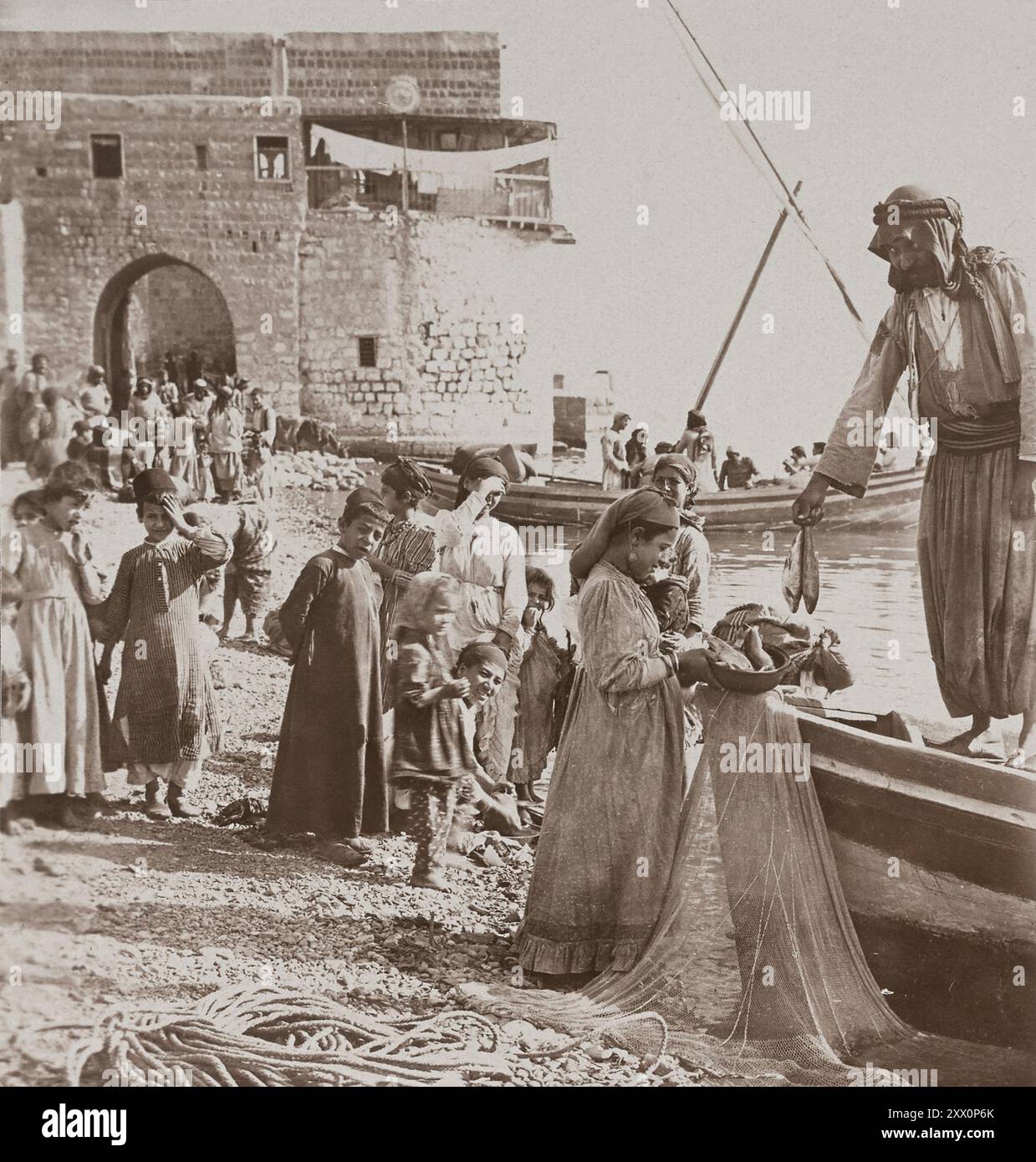 Vita in Palestina tra la fine del XIX e l'inizio del XX secolo. Tiberiade sul Mare di Galilea - da nord-ovest, Palestina storica. Impero Ottomano. 1890-1900 Tiberiade, considerata una delle quattro città sante dell'Ebraismo Foto Stock