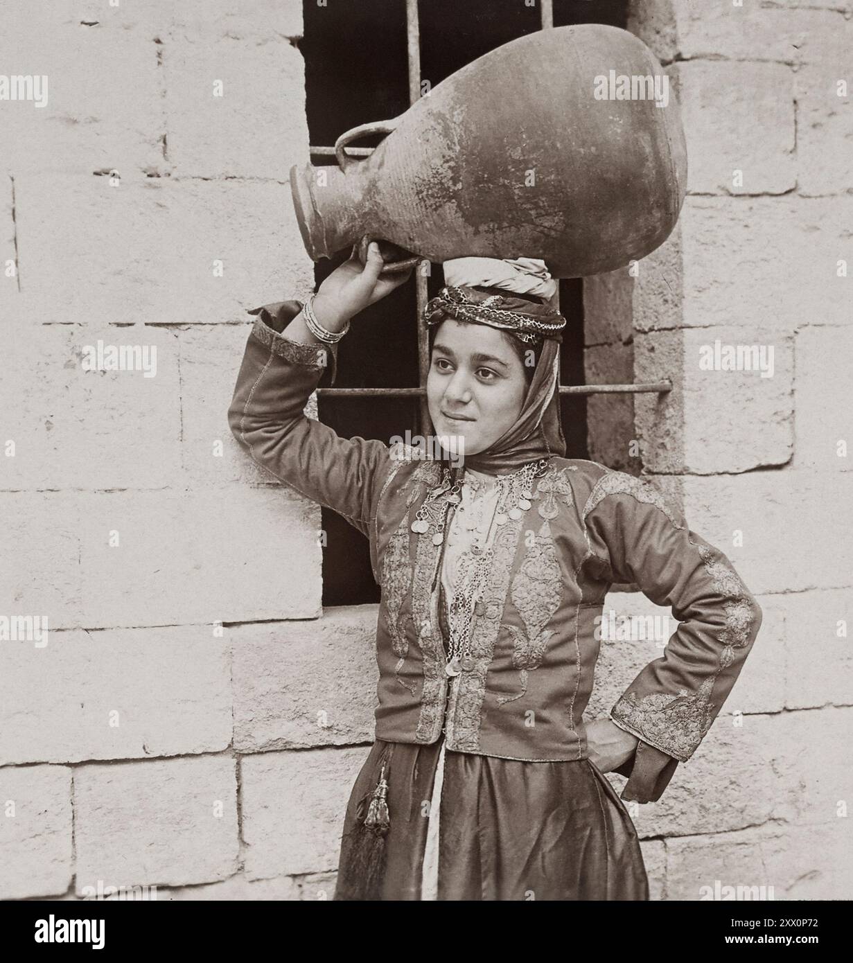 Vita in Palestina tra la fine del XIX e l'inizio del XX secolo. Una ragazza cristiana di Nazareth, Palestina storica. Impero Ottomano. 1890-1900 Foto Stock