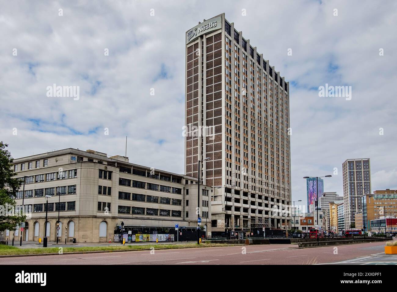 St George's House (nota anche come Nestlé Tower o Nestlé Block), torre di uffici situata a Croydon, Regno Unito. Foto Stock