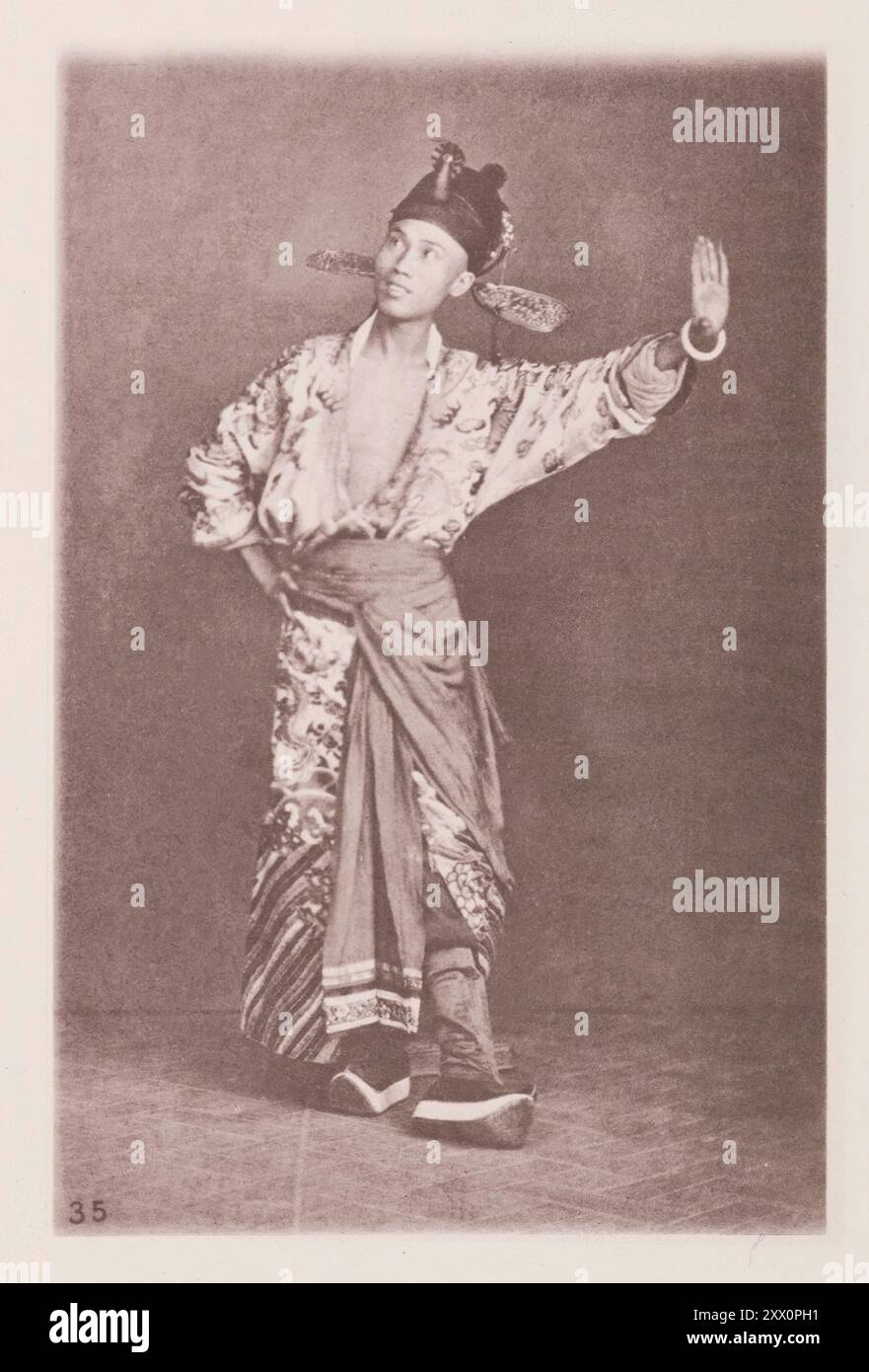 Foto d'epoca di attori cinesi. Illustrations of Qing China, 1875 Photo espone abiti della stessa epoca. Le parti drammatiche assegnate alle femmine sono cantate con una voce strisciante, mentre il tono del maschio è acuto per adattarsi al carattere rappresentato. Questa particolarità ha ottenuto per i teatri cinesi il nome inglese di "canto-canzone". Il teatro e gli spettacoli drammatici sono molto apprezzati in Cina come mezzo di intrattenimento durante le stagioni festive. Gli attori cinesi, se popolari, sono ben pagati. Essi devono, tuttavia, essere uomini di notevole capacità, dotati di ricordi ritentivi, Foto Stock