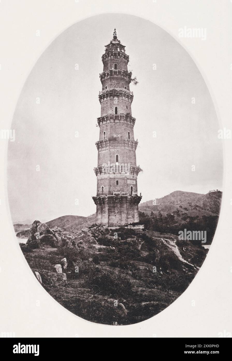 Foto d'epoca dell'isola di una pagoda nel sud della Cina. Guangdong (Canton). Cina meridionale. Illustrazioni di Qing Cina, 1875 questa immagine presenta un tipo di pagode senza numero che sono sparse nel sud della Cina. Quello qui mostrato si trova sulla riva destra del fiume Han, vicino a Chao-chow-fu (Chaozhou), e, come tutti i migliori esempi di tali edifici, l'intera struttura del terreno fino al primo piano è composta di pietra. All'interno, una scala tortuosa dà accesso ai sette piani dei quali, come si può notare, terrazze all'esterno. Questa pagoda, naturalmente, controlla una vista estesa del Foto Stock