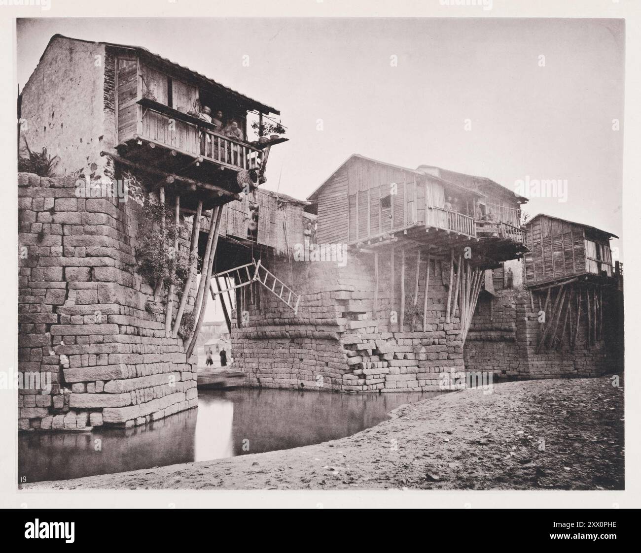 Foto d'epoca del ponte Chao-chow-fu (Chaozhou). Guangdong (Canton). Cina meridionale. Illustrazioni della Cina Qing, 1875 Chao-chow-fu, la città prefetturale in cui Swatow forma il porto, si trova sul fiume Han, a 35 miglia sopra la sua foce. Il paese circostante è molto fertile e produttivo. Foto Stock