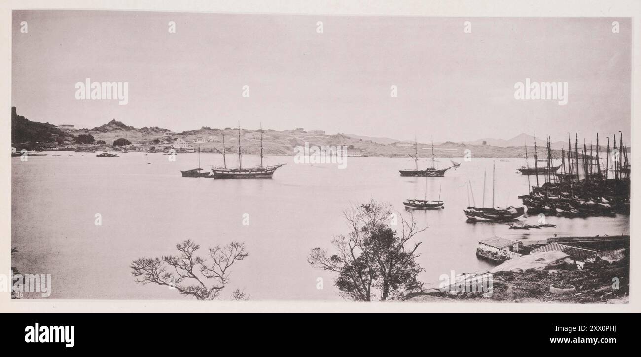 Foto d'epoca di Kulangsu (Gulangyu). Illustrazioni di Qing Cina, 1875 l'isola di Kulangsu (Gulangyu), nella provincia di Fukien, forma parte del confine occidentale del porto di Amoy, e presenta un aspetto pittoresco se vista dalle alture granitiche dell'isola di Amoy di fronte. Gulangyu è un'isola pedonale al largo della costa di Xiamen, nella provincia del Fujian, nel sud-est della Cina. Sito Patrimonio dell'Umanità dell'UNESCO, l'isola è di circa 2 km2 di superficie ed è raggiungibile con un viaggio in traghetto di 8 minuti dal centro di Xiamen. Foto Stock
