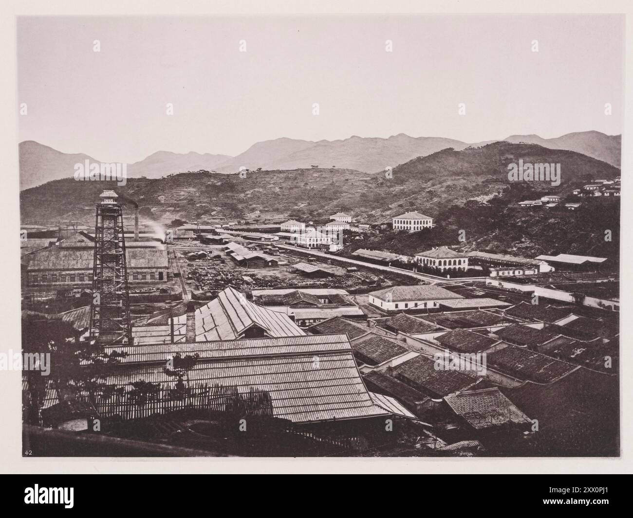 Foto d'epoca dell'arsenale di Foochow (Fuzhou). Illustrations of Qing China, 1875 il sito su cui sorge l'Arsenale Foochow era un pezzo di terreno paludoso. Questo arsenale cinese, o scuola di addestramento navale, è una grande prova del progresso moderno nell'impero, e segna l'alba di una nuova era nella civiltà cinese. Fuzhou è la capitale e una delle più grandi città della provincia del Fujian, in Cina. Fuzhou si trova tra l'estuario del fiume min a sud e la città di Ningde a nord. Insieme, Fuzhou e Ningde costituiscono la regione linguistica e culturale di Mindong. Foto Stock