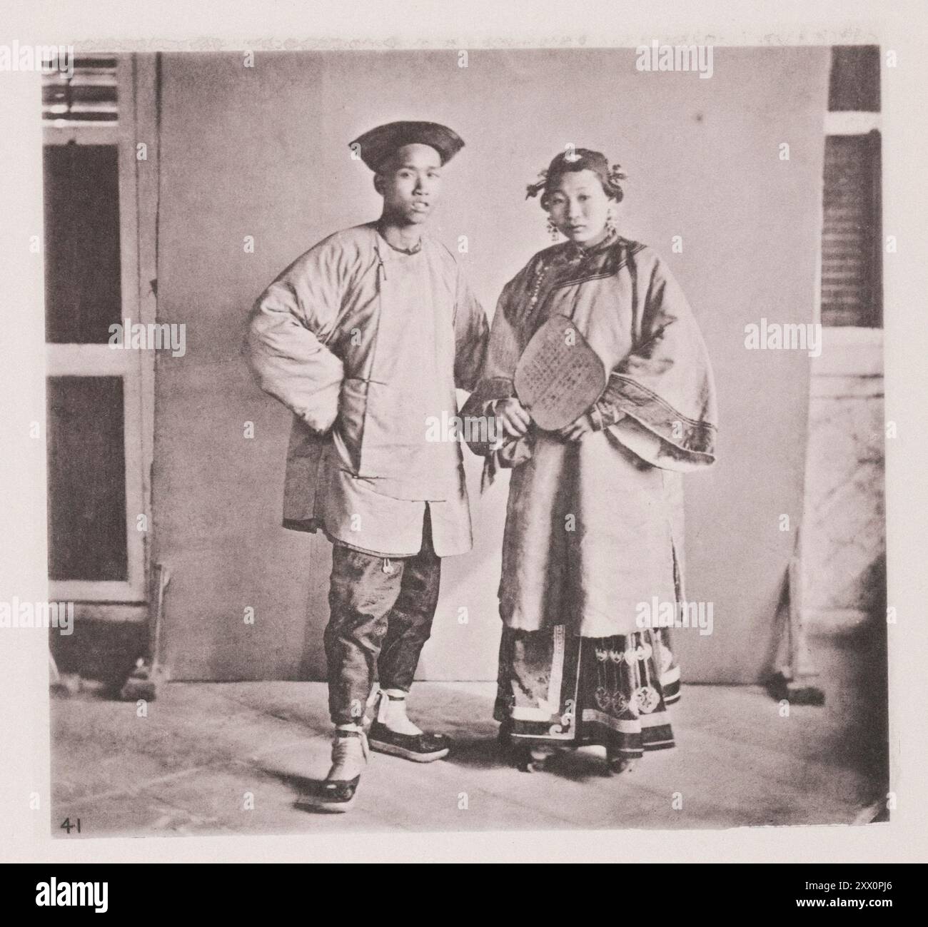 Foto d'epoca di Amoy. Illustrations of Qing China, 1875 foto mostra il costume e l'aspetto generale degli uomini e delle donne di Amoy. La figura turbata è un normale coolie, il tipo di operaio industrioso i cui servizi sono così apprezzati in America e negli altri paesi in cui emigra. Le sue abitudini di perseveranza e di economia gli assicurano gradualmente la ricompensa di una modesta competenza, e se resiste alle tentazioni del tubo dell'oppio, e si tiene lontano dai tavoli da gioco, tra pochi anni avrà accumulato duecento o trecento dollari, e con questo si imbatterà Foto Stock