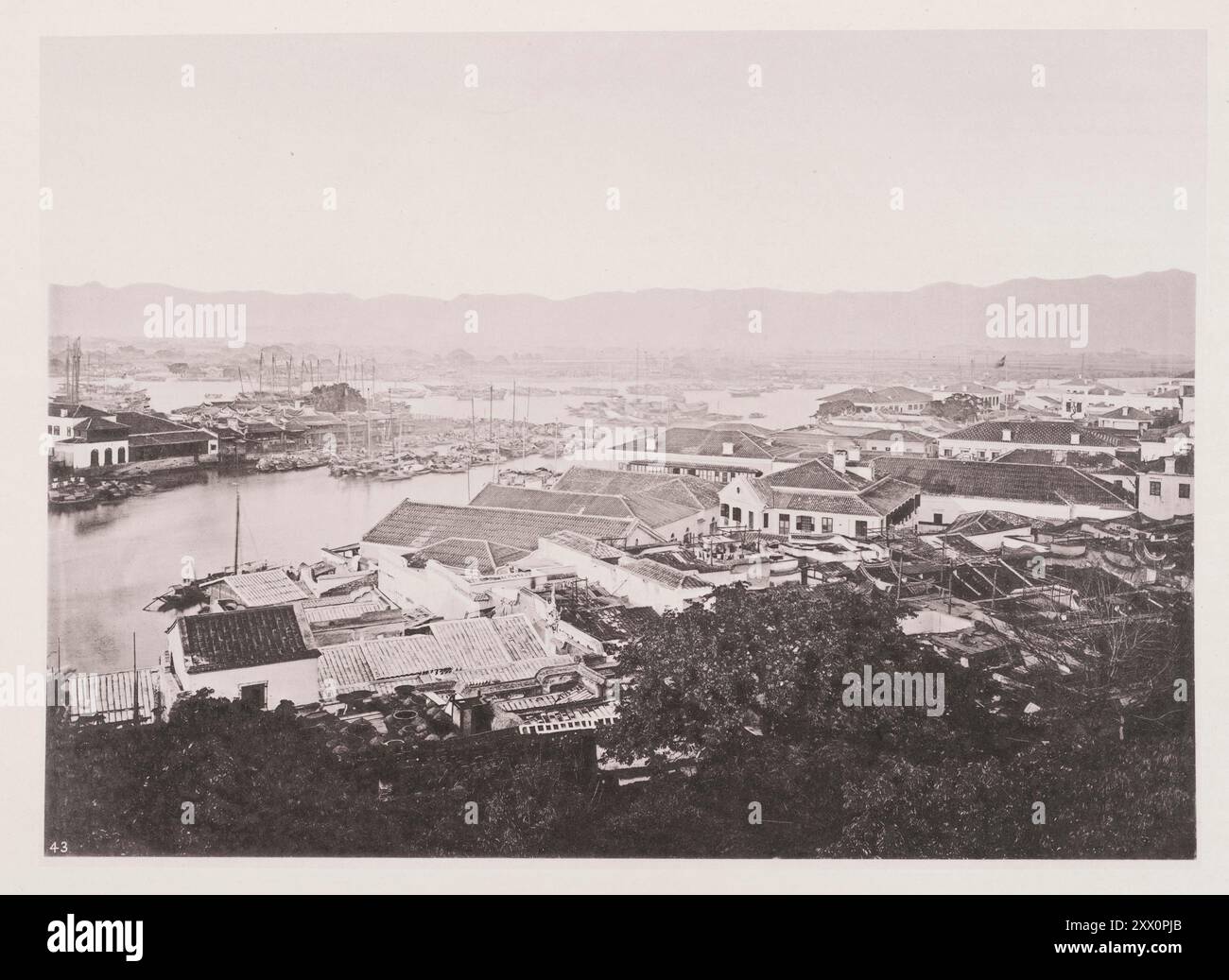 Foto d'epoca dell'insediamento straniero di Foochow. (Fuzhou). Illustrazioni di Qing Cina, 1875 Fuzhou è la capitale e una delle città più grandi della provincia del Fujian, in Cina. Foochow, la capitale della provincia di Fukien, si trova a circa mezzo diffidenza tra Hong Kong e Shanghai, 34 miglia nell'entroterra sul fiume min. L'insediamento straniero è costruito sulla riva sud del torrente, a circa sedici miglia sopra l'ancoraggio esterno. Le residenze degli stranieri sono pittoresche situate su eminenze che offrono ampie vedute della contea circostante. Il sito dell'insediamento era un tempo un o Foto Stock