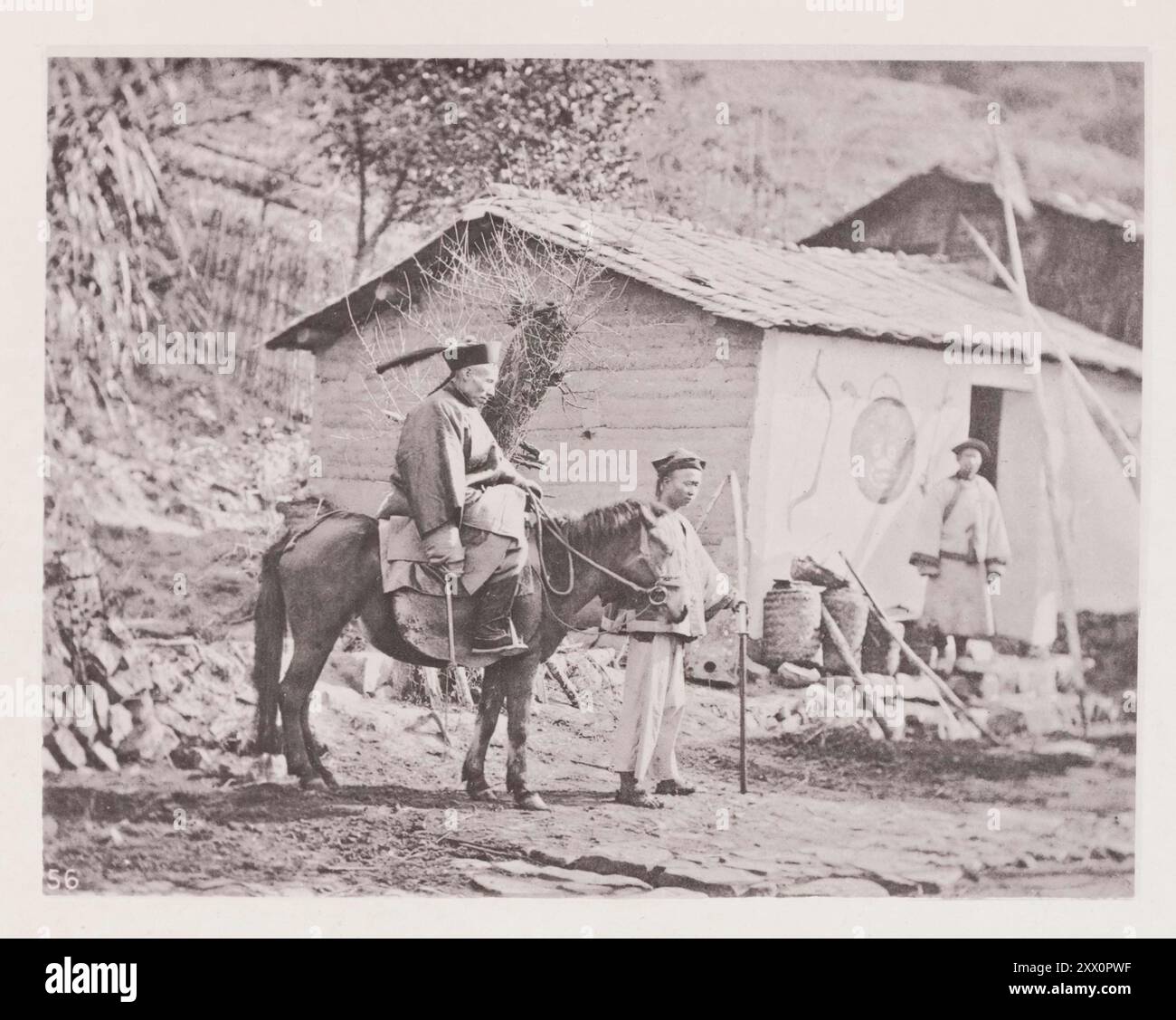 Foto d'epoca della sedia cinese berlina. Illustrazioni di Qing China, 1875 la sedia berlina è una delle istituzioni più utili in Cina, ed è stata impiegata lì da una data molto antica. Le berline private sono tenute dai mandarini civili e da persone di ricchezza e rango. In passato esistevano regole severe, che proibivano ad alcuni degli ordini inferiori, e persino agli stranieri, di usare le berline. Queste regole sono ancora in vigore tra i cinesi, e con i mandarini civili la berlina è il mezzo ufficiale di trasporto, il loro rango è indicato dalla copertura e dai mobili delle loro sedie, come noi Foto Stock