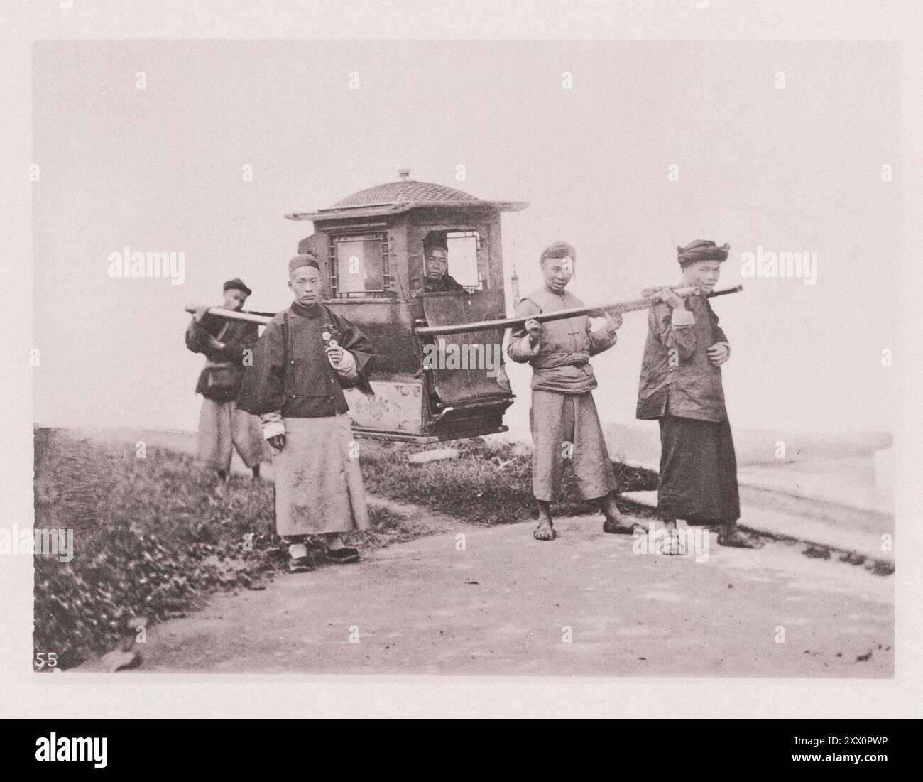 Foto d'epoca della sedia cinese berlina. Illustrazioni di Qing China, 1875 la sedia berlina è una delle istituzioni più utili in Cina, ed è stata impiegata lì da una data molto antica. Le berline private sono tenute dai mandarini civili e da persone di ricchezza e rango. In passato esistevano regole severe, che proibivano ad alcuni degli ordini inferiori, e persino agli stranieri, di usare le berline. Queste regole sono ancora in vigore tra i cinesi, e con i mandarini civili la berlina è il mezzo ufficiale di trasporto, il loro rango è indicato dalla copertura e dai mobili delle loro sedie, come noi Foto Stock