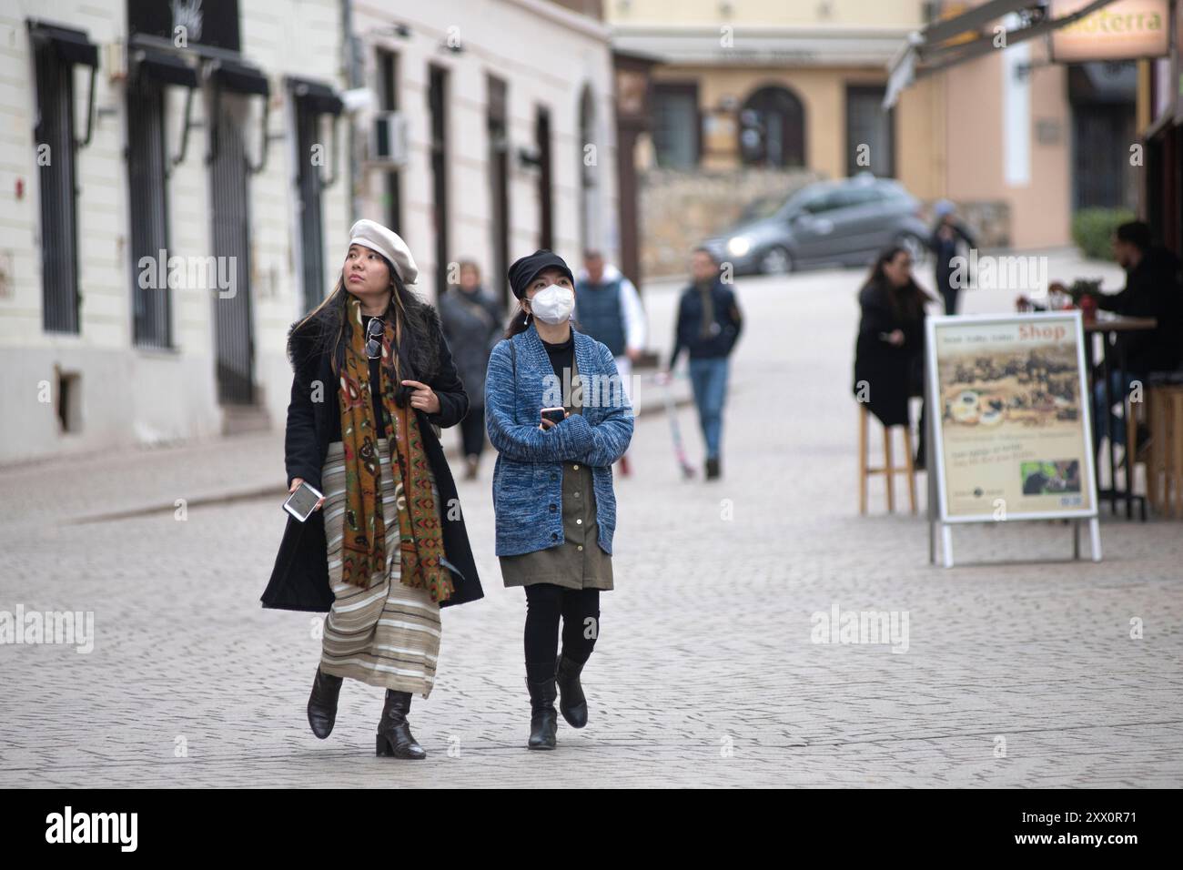 Donne croate che camminano in Piazza Europa. Zagabria, Croazia Foto Stock