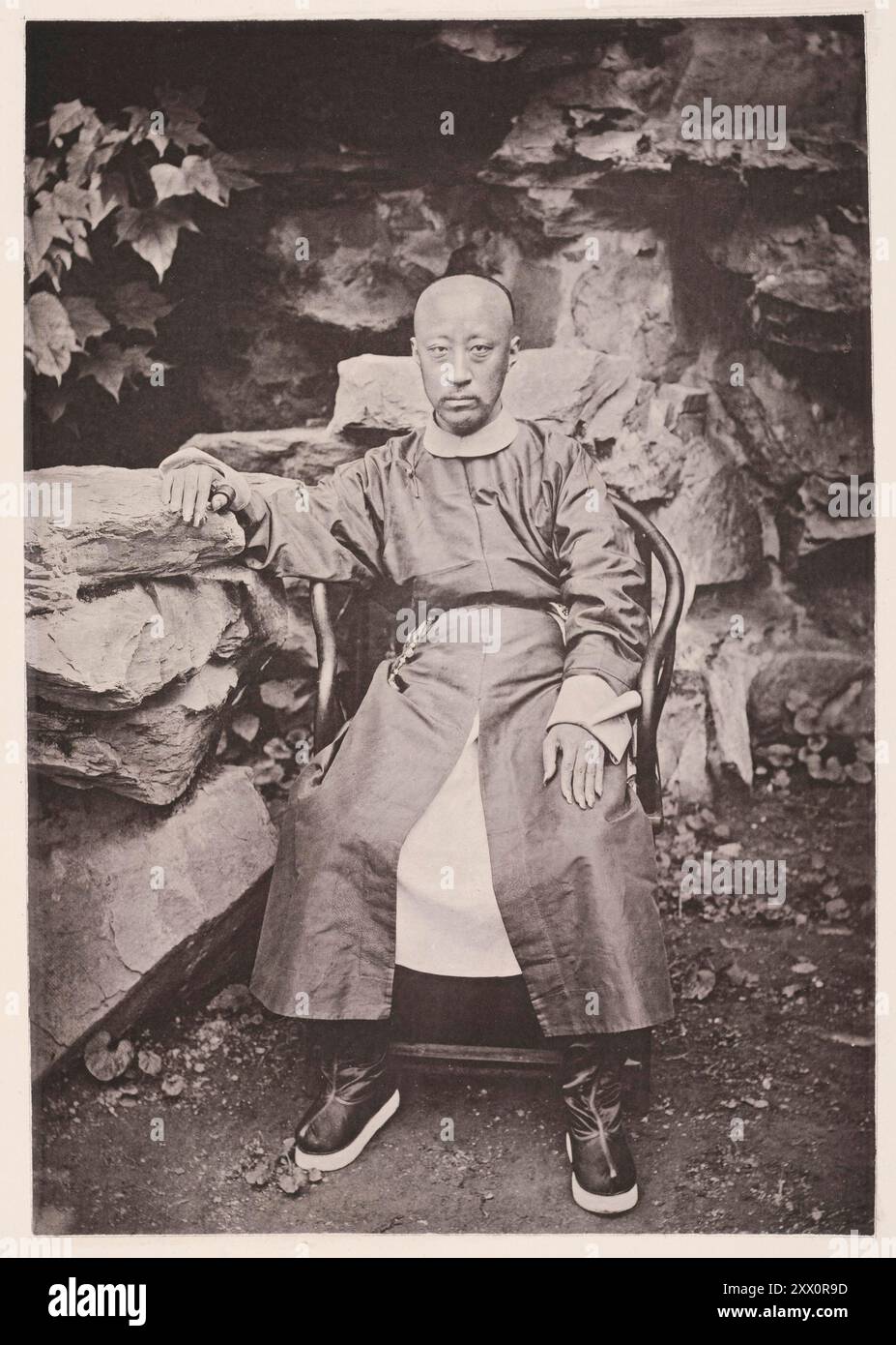 Foto d'epoca del principe cinese Yixin (principe Gong o principe Kung). Illustrazione della Cina, 1875 Yixin (1833–1898), meglio conosciuto in inglese come principe Kung o Gong, fu un principe imperiale del clan Aisin Gioro e un importante statista della dinastia Qing guidata dai Manciù in Cina. Fu reggente dell'impero dal 1861 al 1865 e esercitò una grande influenza anche in altre occasioni. Principe Kung, sesto figlio dell'imperatore Tao Kwang, che regnò dal 1820 al 1850. Ciao è un fratello minore del defunto imperatore Hien-foong e di conseguenza uno zio dell'imperatore regnante Tung-che. Possiede diversi alti civi Foto Stock
