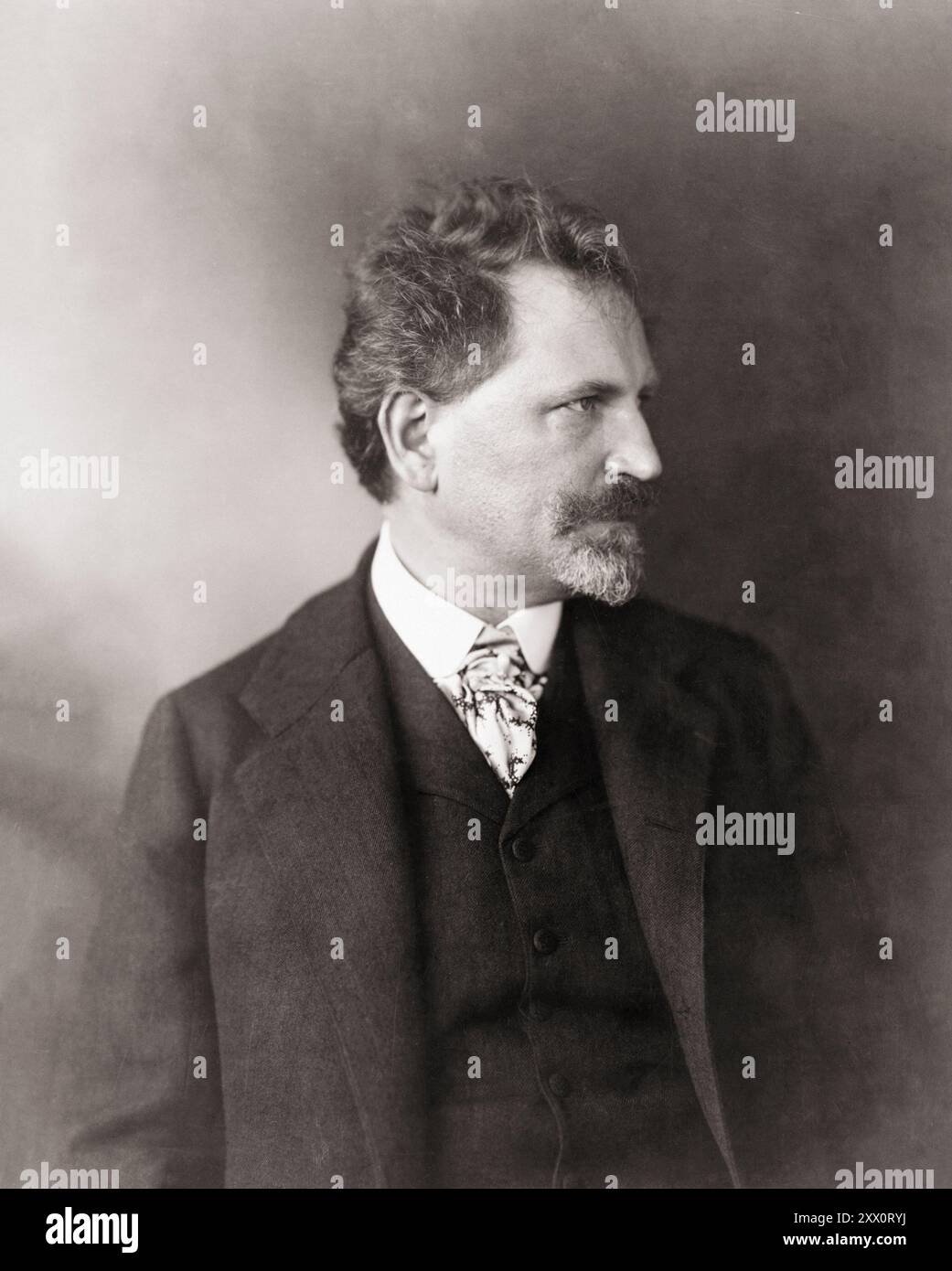 Foto d'epoca di Alphonse Mucha. Intorno al 1906 Alfons Maria Mucha (1860–1939), conosciuto a livello internazionale come Alphonse Mucha, è stato un pittore, illustratore e grafico ceco. Vivendo a Parigi durante il periodo Art Nouveau, era ampiamente conosciuto per i suoi manifesti teatrali distintamente stilizzati e decorativi, in particolare quelli di Sarah Bernhardt. Produsse illustrazioni, pubblicità, pannelli decorativi e disegni, che divennero tra le immagini più note del periodo Foto Stock