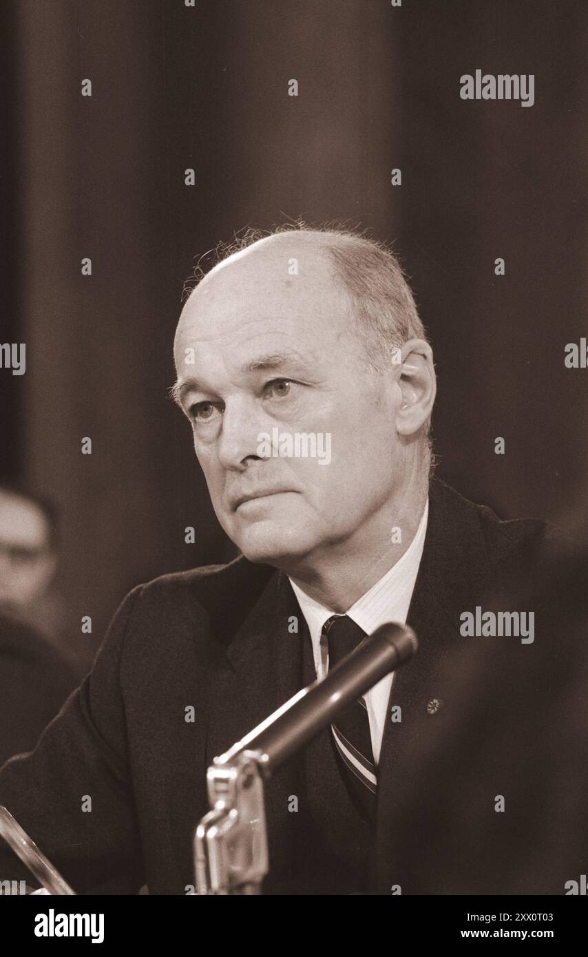 George Kennan, ex ambasciatore in Unione Sovietica, testimoniò di fronte al Comitato per le relazioni estere del Senato degli Stati Uniti. STATI UNITI. 10 febbraio 1966 di W. K. Leffler Foto Stock