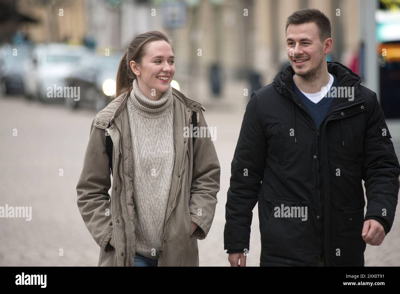 Coppia che cammina in Europe Square. Zagabria, Croazia Foto Stock