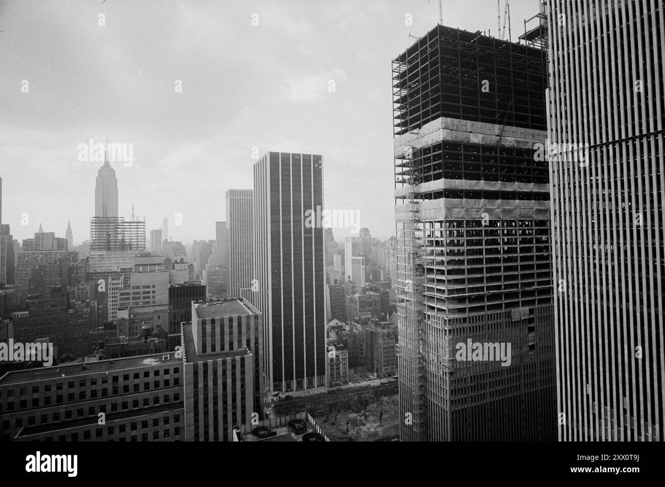 Vista della costruzione del World Trade Center. Stati Uniti, New York. 1971 12 gennaio. Di Thomas o'Halloran. La fotografia mostra lo skyline di New York, con le Twin Towers del World Trade Center in costruzione in primo piano. Foto Stock