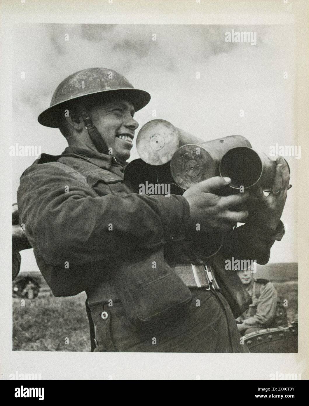 Seconda guerra mondiale Un membro dell'equipaggio polacco della pistola porta via un carico di proiettili. Iran. 1944 Foto Stock