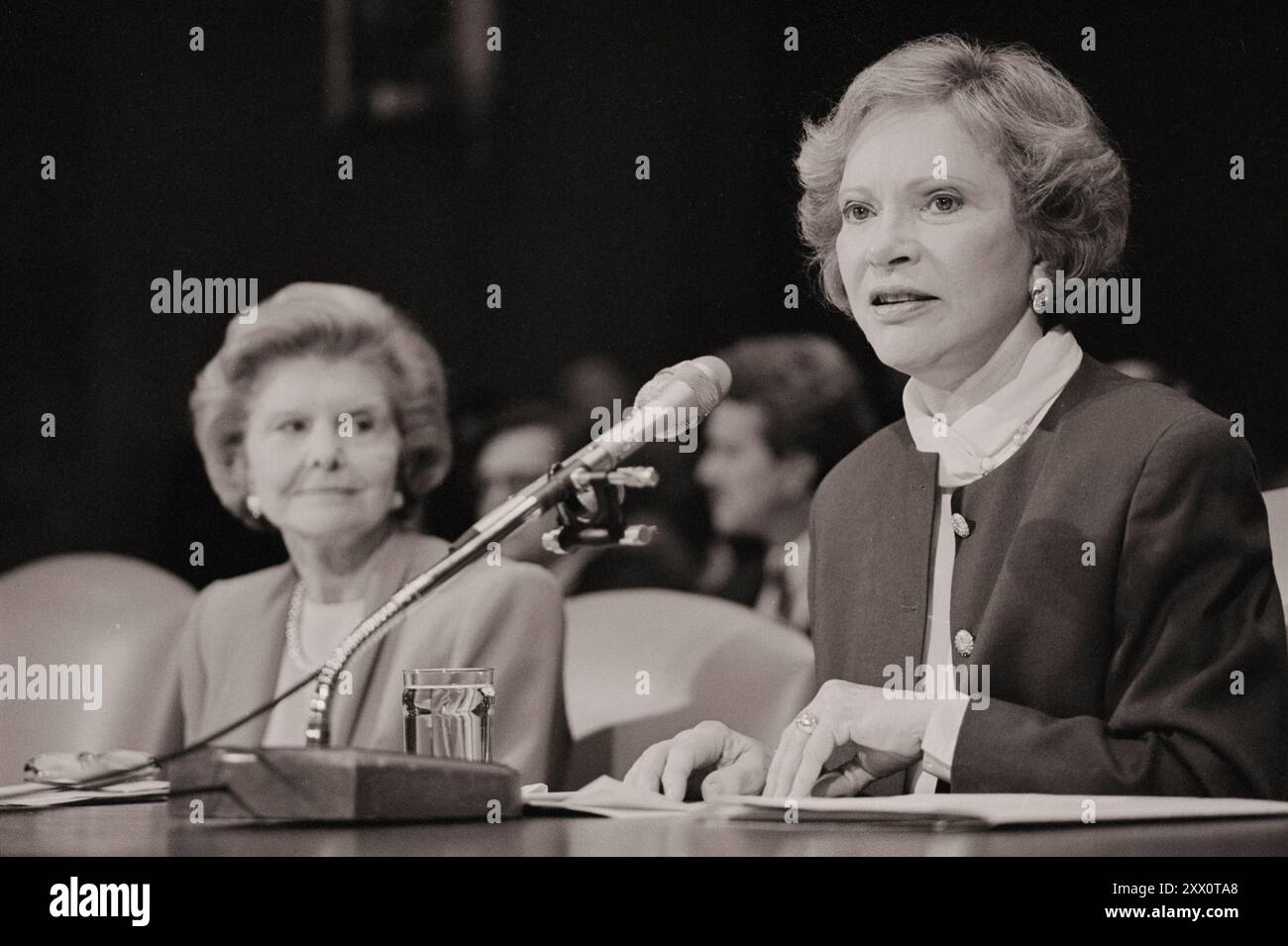 Le ex First Ladies Betty Ford e Rosalynn Carter testimoniano davanti al Congresso a sostegno dell'inclusione dei benefici per il trattamento della salute mentale e dell'abuso di sostanze nel piano nazionale di riforma sanitaria, Washington, D.C. USA, marzo 1994. Di L. Patterson Foto Stock