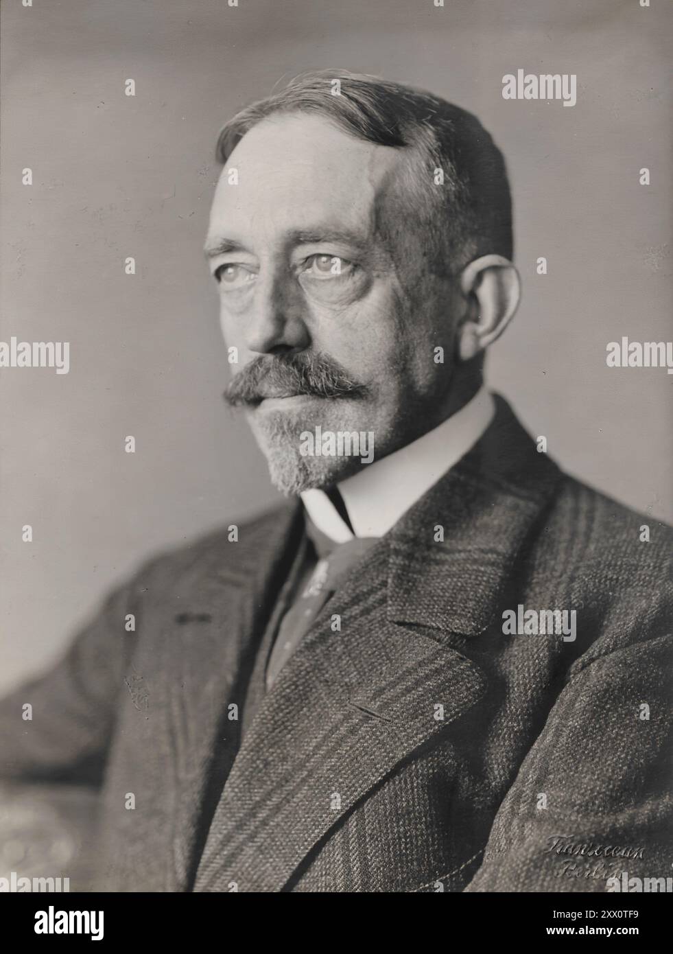 Ritratto di Albrecht von Graefe. 1920 Albrecht von Graefe (1868–1933) è stato un politico tedesco attivo sia durante l'Impero tedesco che durante la Repubblica di Weimar. Anche se non fu mai un membro del partito nazista, fu uno dei primi associati di Adolf Hitler e per un po' apparve un rivale credibile per la leadership del movimento generale Völkisch. Figlio del celebre oculista Albrecht von Graefe, e quindi nipote del chirurgo Karl Ferdinand von Graefe, si arruolò nell'esercito imperiale tedesco come ufficiale nel 1887. Dopo il servizio militare von Graefe entrò in politica Foto Stock